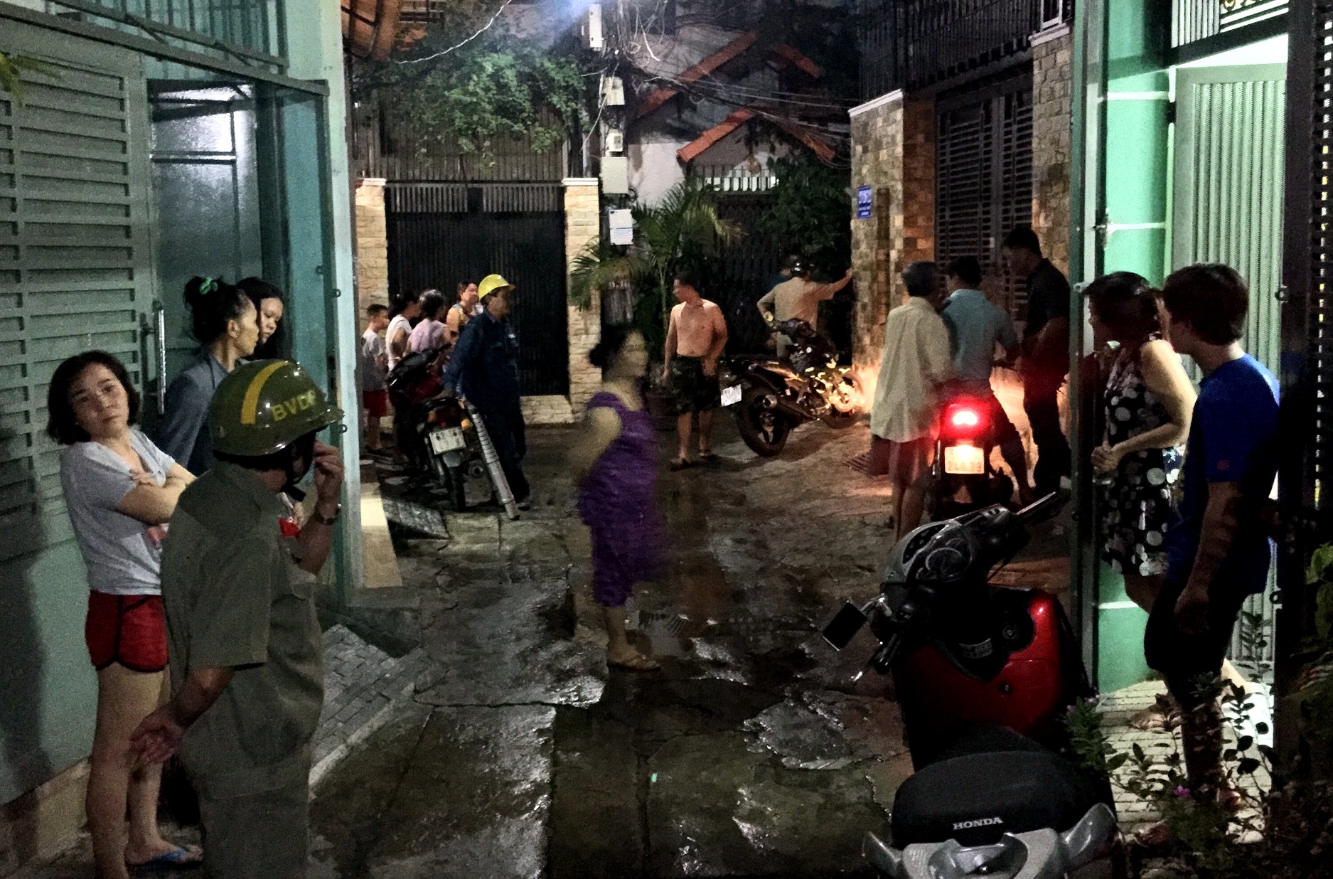 cụ bà đốt xăng tự tử tại nhà ảnh 1 cu ba dot xang tu tu tai nha anh 1