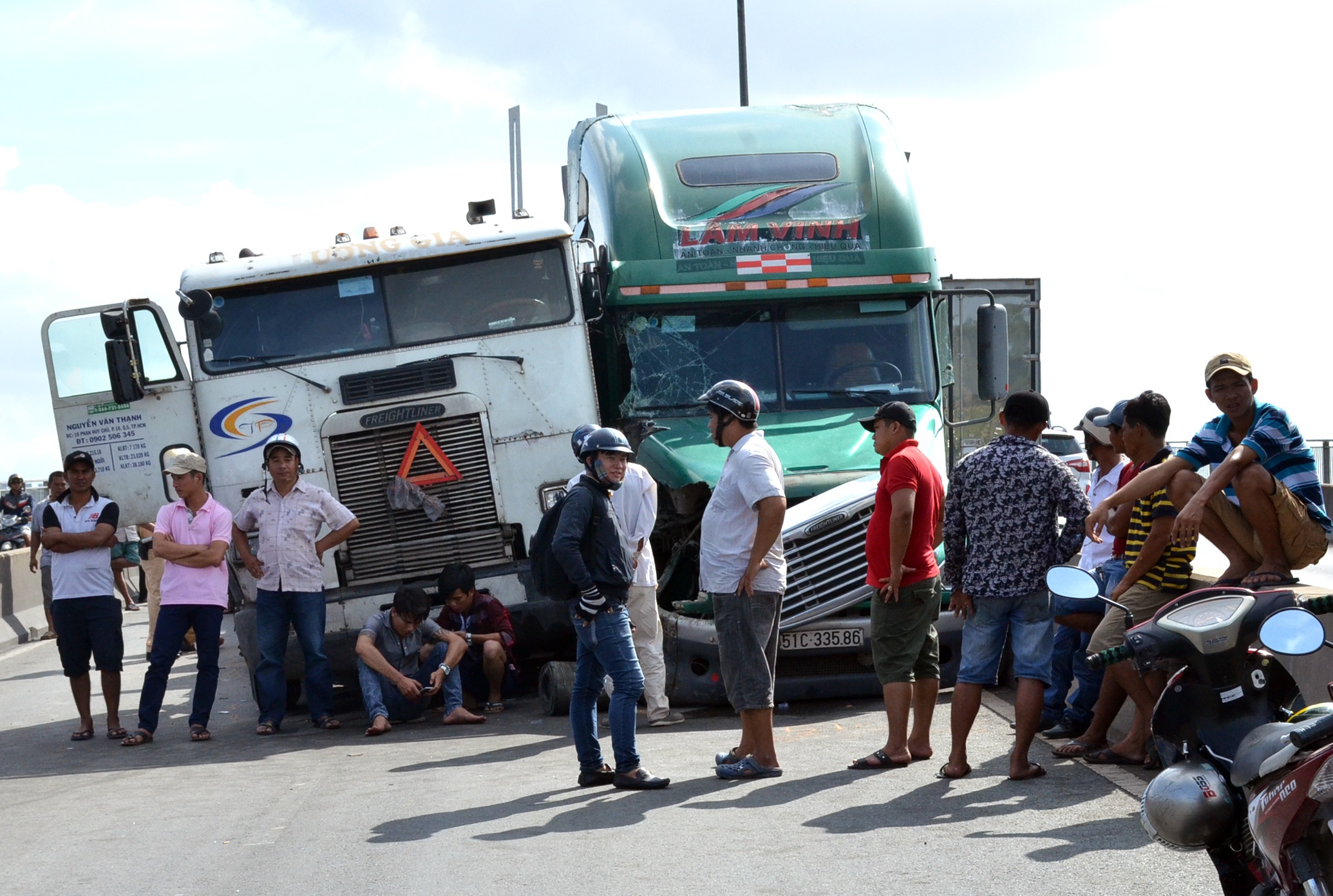 Hai xe dau keo dinh chat sau tai nan, cau Phu My te liet hinh anh