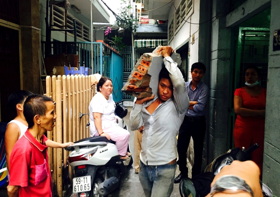 mảng tường rơi xuống nhà dân ảnh 4 mang tuong roi xuong nha dan anh 4