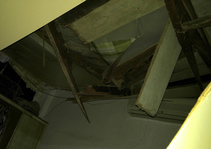 mảng tường rơi xuống nhà dân ảnh 2 mang tuong roi xuong nha dan anh 2