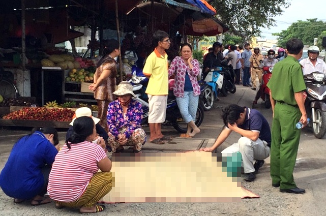 Oto bo chay sau va cham khien nguoi phu nu sap cuoi tu vong hinh anh