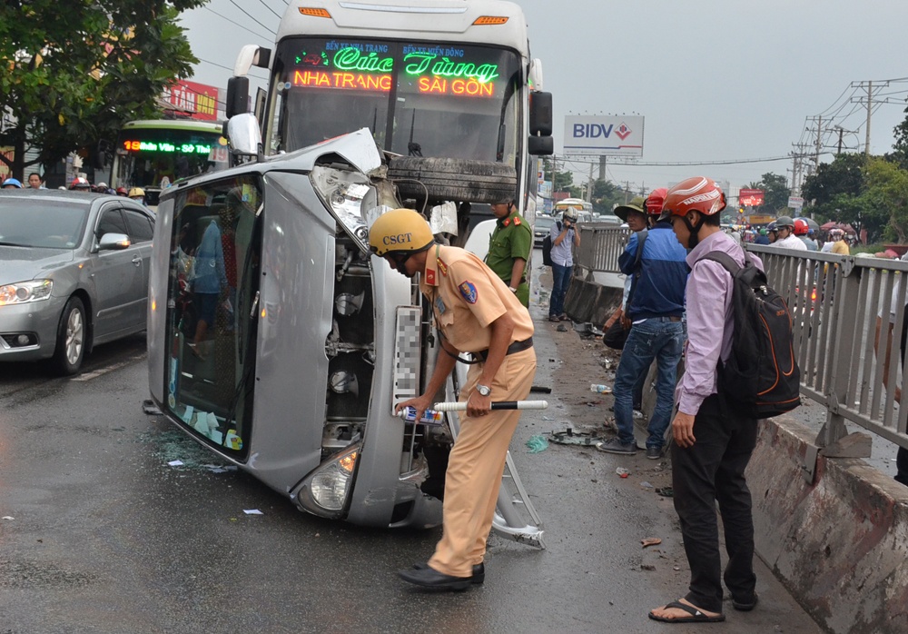 ôtô tông dải phân cách ở sài gòn ảnh 1 oto tong dai phan cach o sai gon anh 1