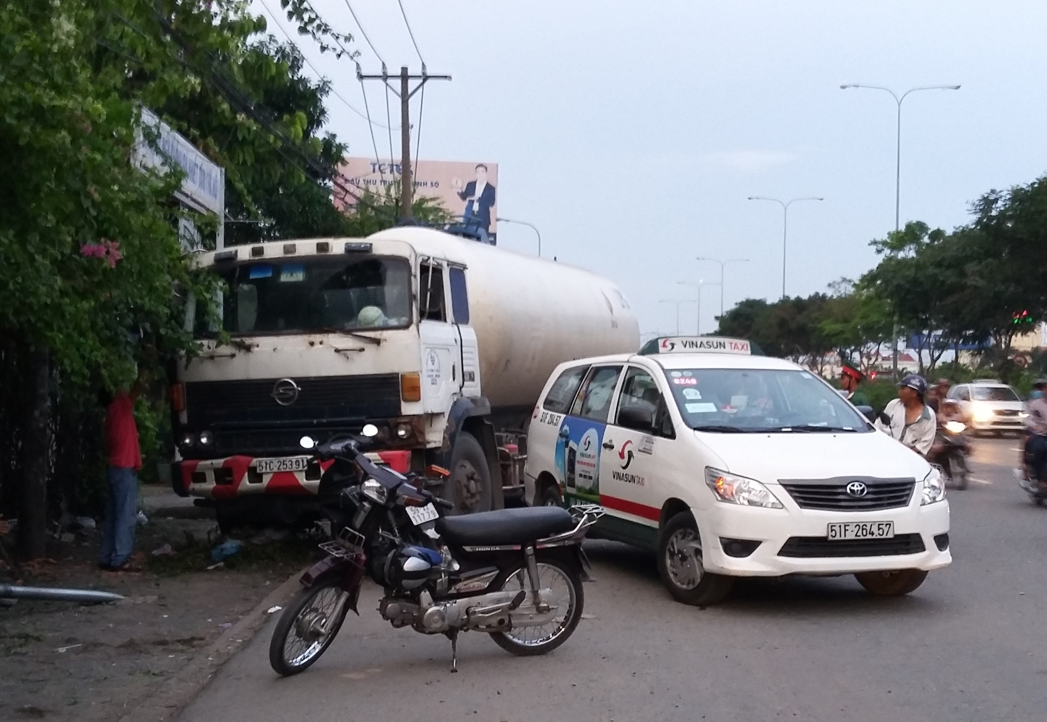 Xe bon huc taxi gan tram xe buyt, nhieu nguoi thao chay hinh anh