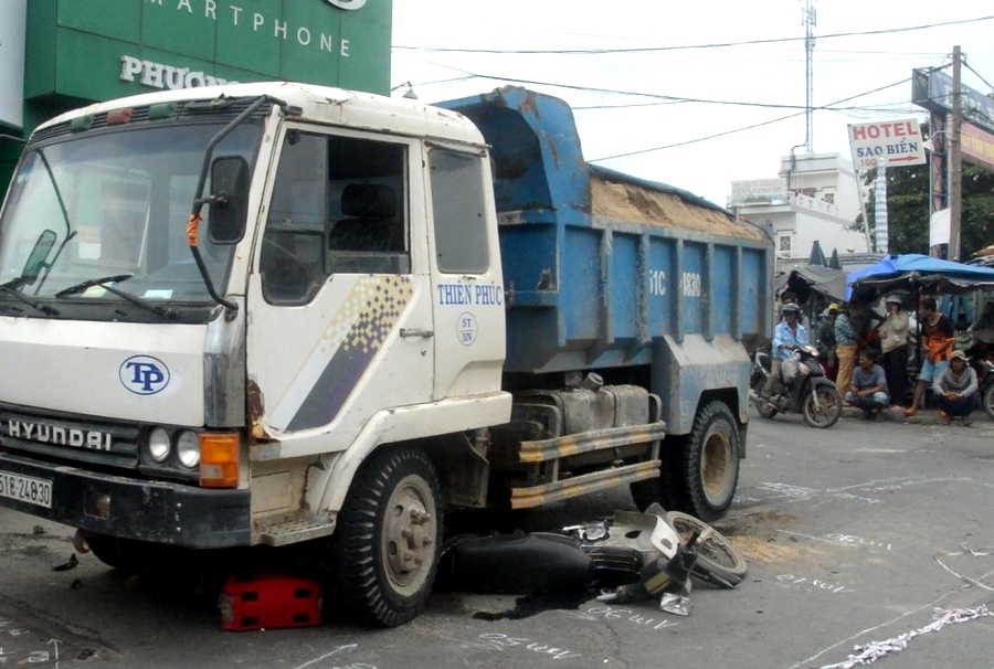 Xe ben cuon xe may tren quoc lo, 1 nguoi tu vong hinh anh