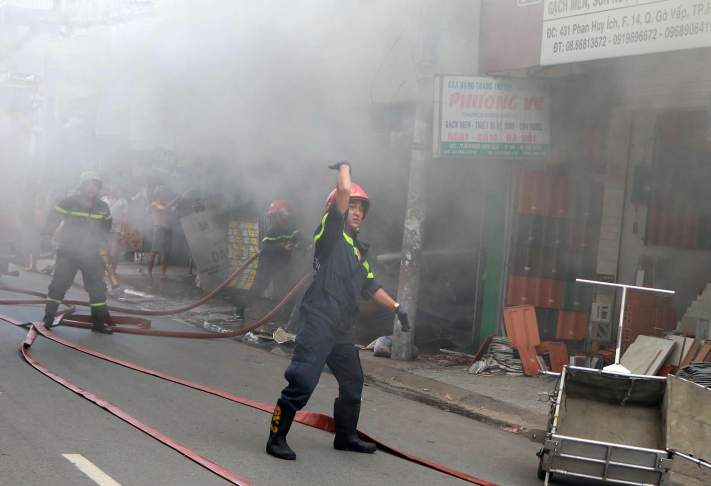 Dap tuong cuu ba lao ket trong dam chay o Sai Gon hinh anh