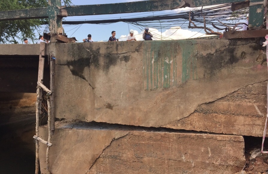 Cầu bị sụt lún ở Sài Gòn ảnh 2 Cau bi sut lun o Sai Gon anh 2