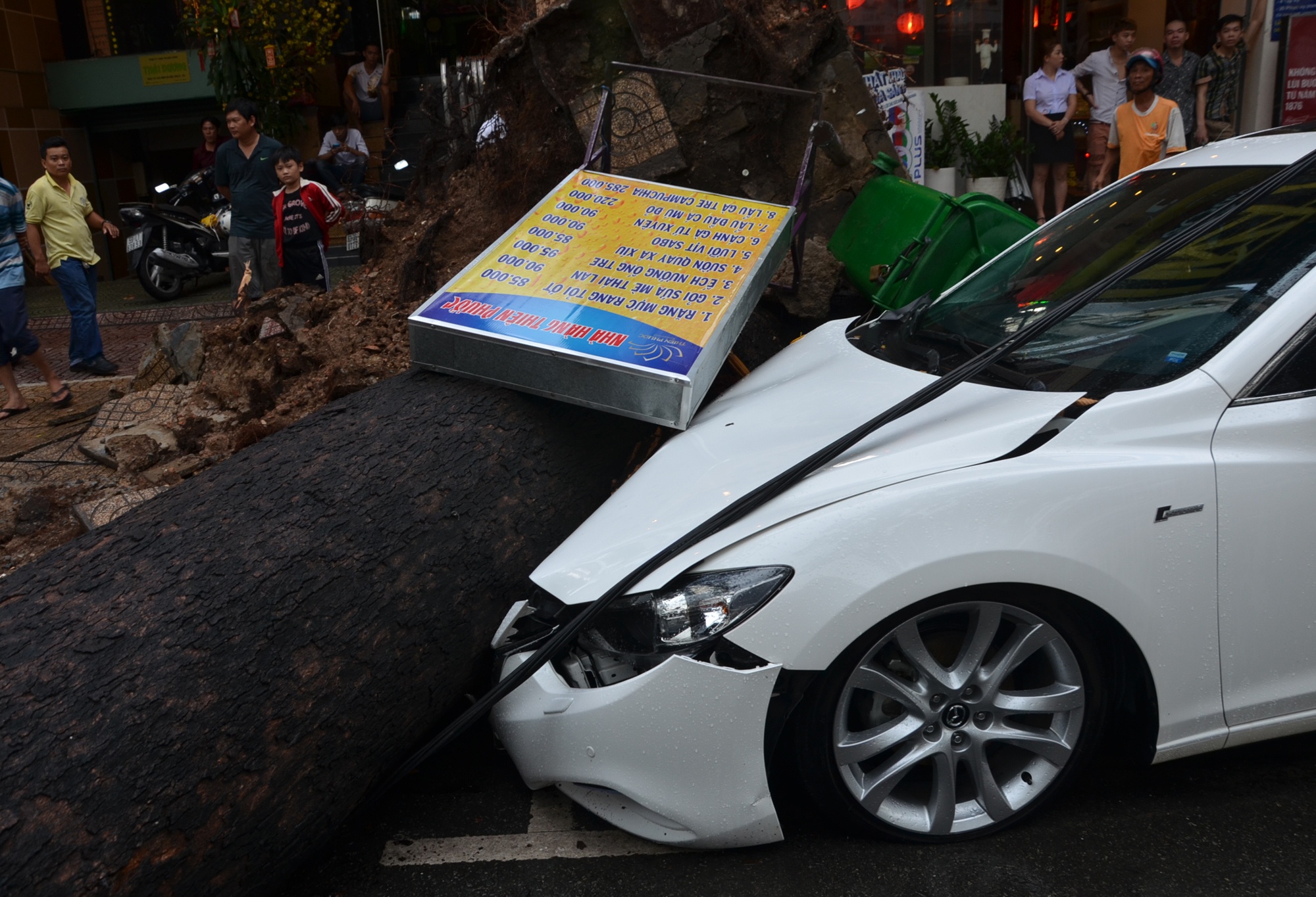 Cay do de oto, nguoi dan trong mua o Sai Gon hinh anh