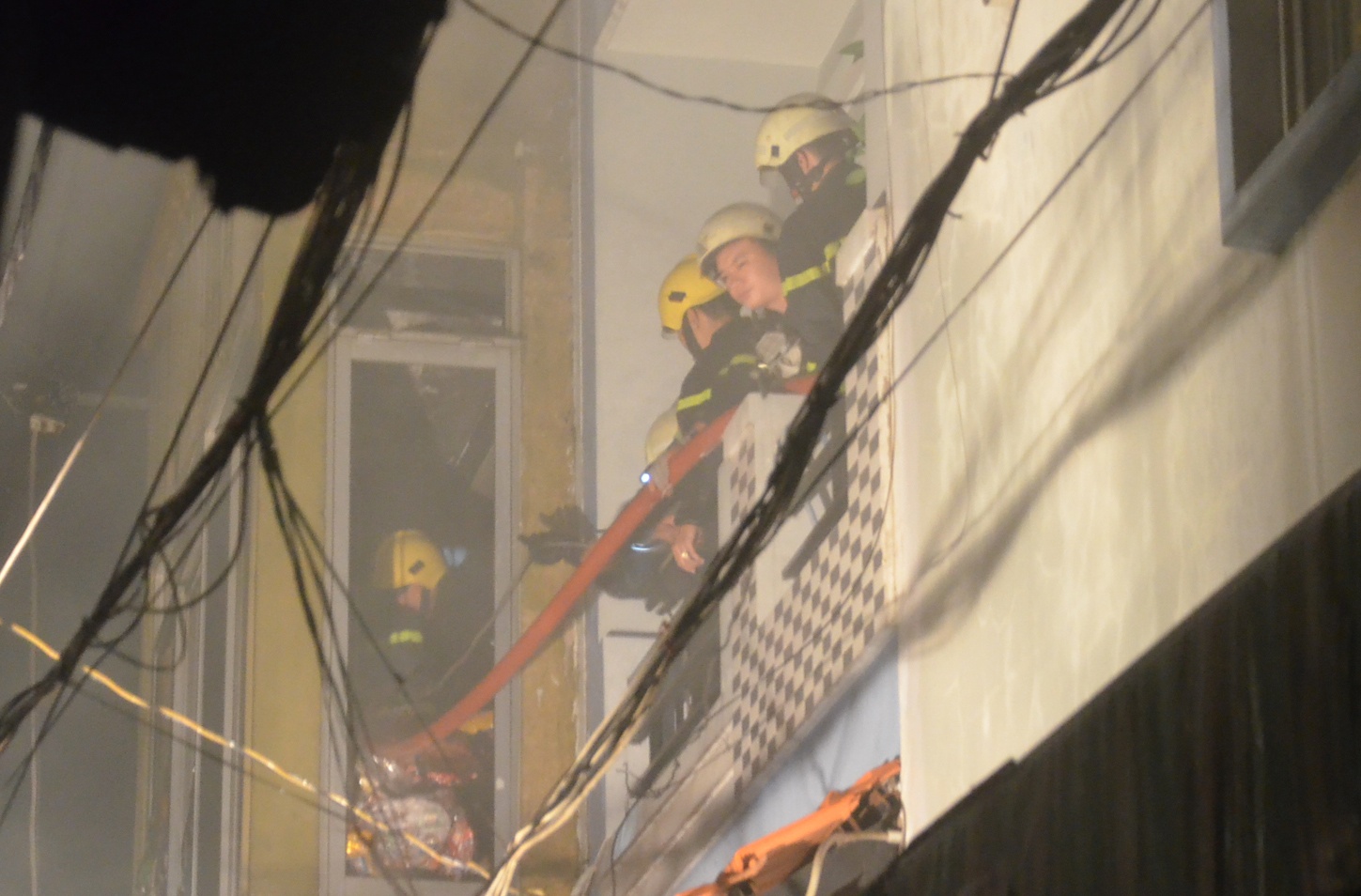 Cuu song 2 me con ket trong can nha dang chay o Sai Gon hinh anh