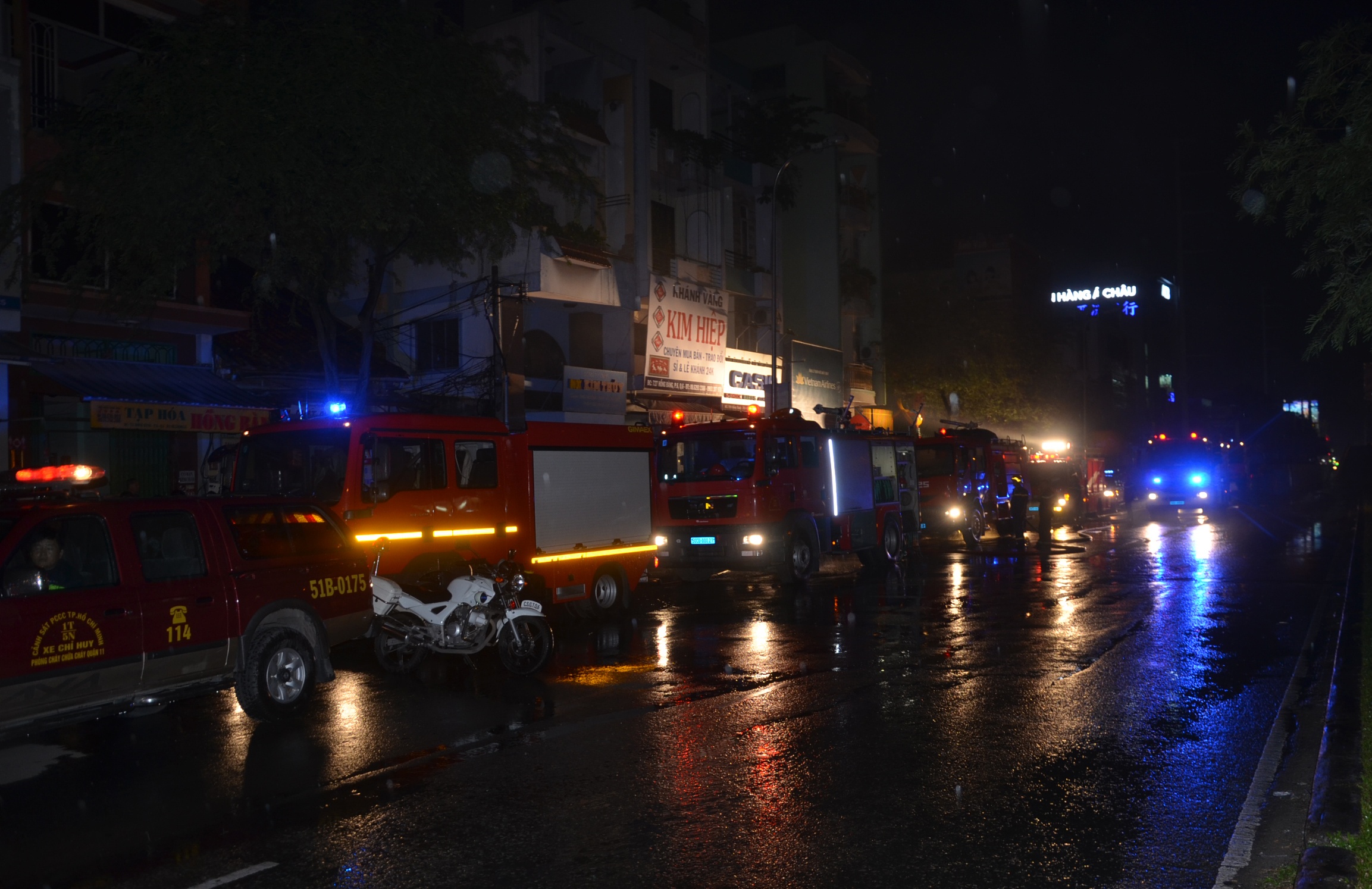 cuu song 2 me con trong dam chay anh 2