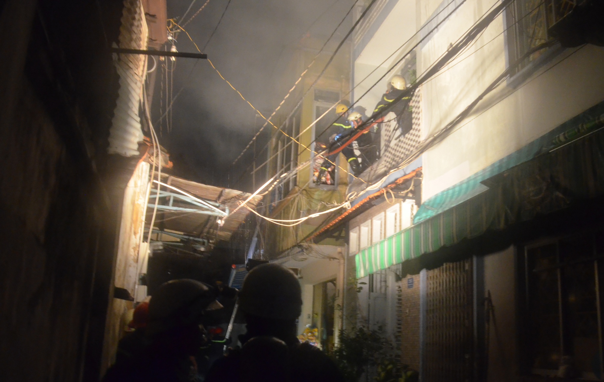 cuu song 2 me con trong dam chay anh 1