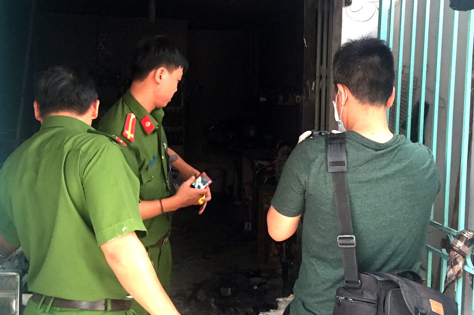 đôi nam nữ bốc cháy trong phòng trọ ảnh 1 doi nam nu boc chay trong phong tro anh 1