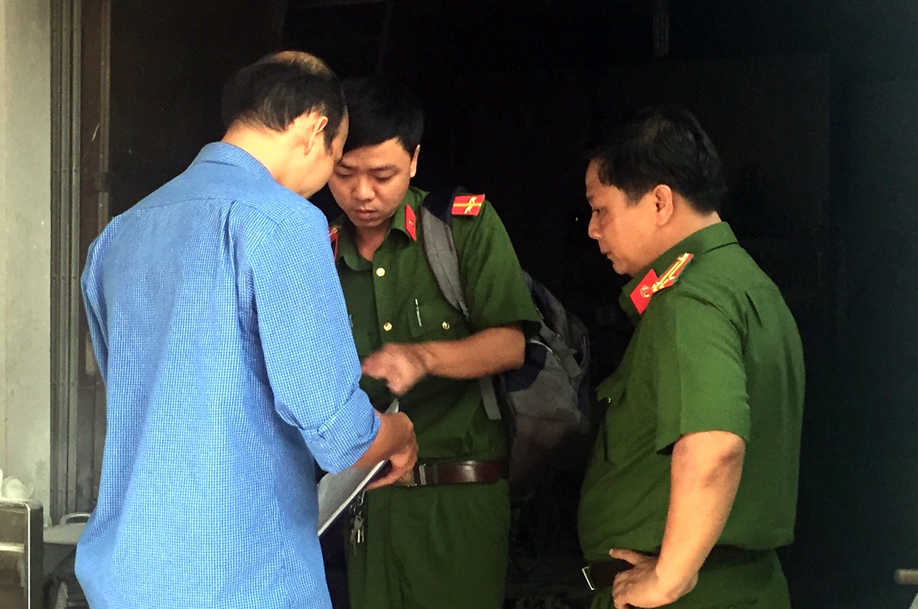 Doi nam nu boc chay trong phong tro hinh anh