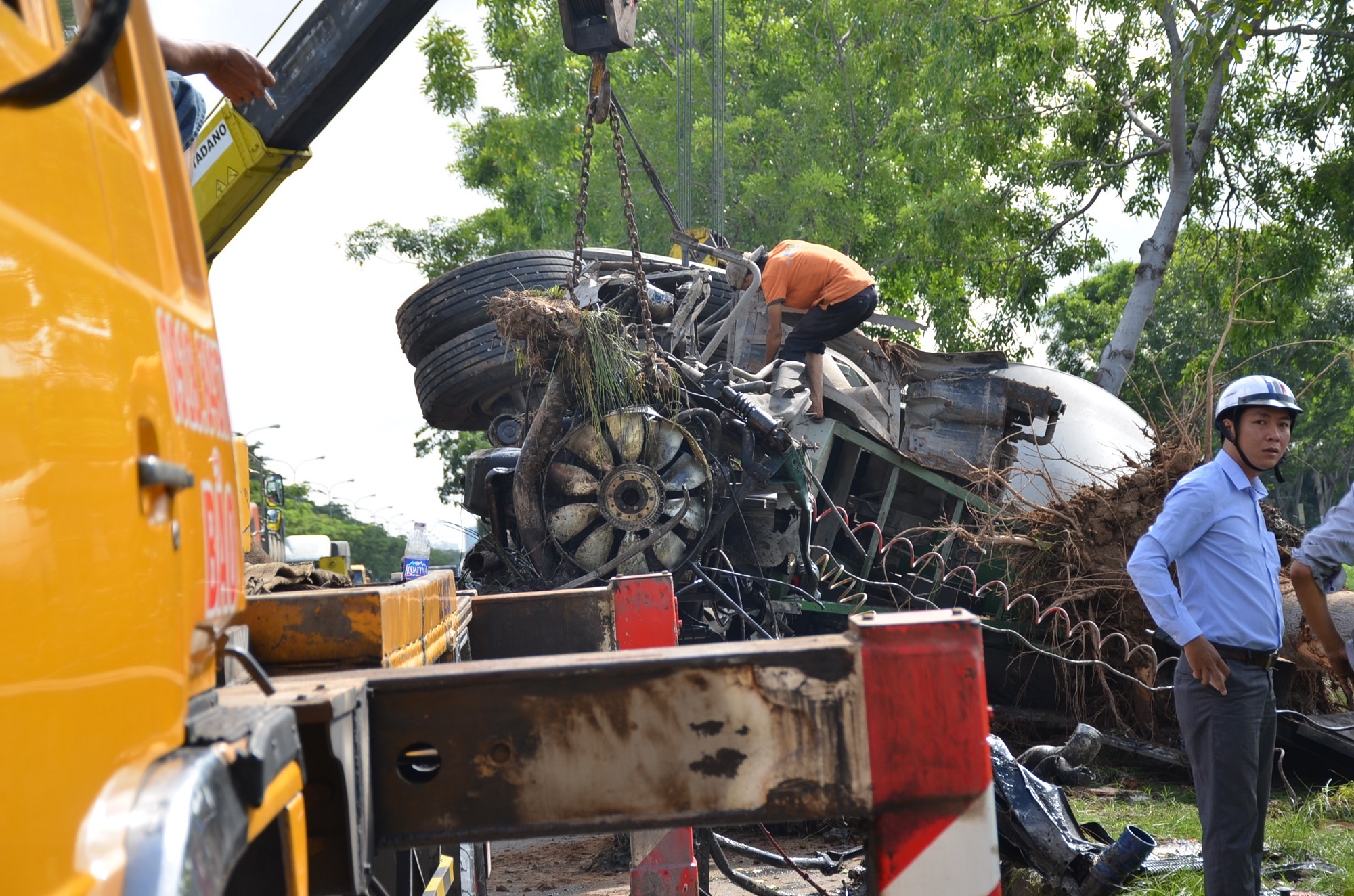 Xe bon tong 2 cay xanh, lao xuong rach o Sai Gon hinh anh