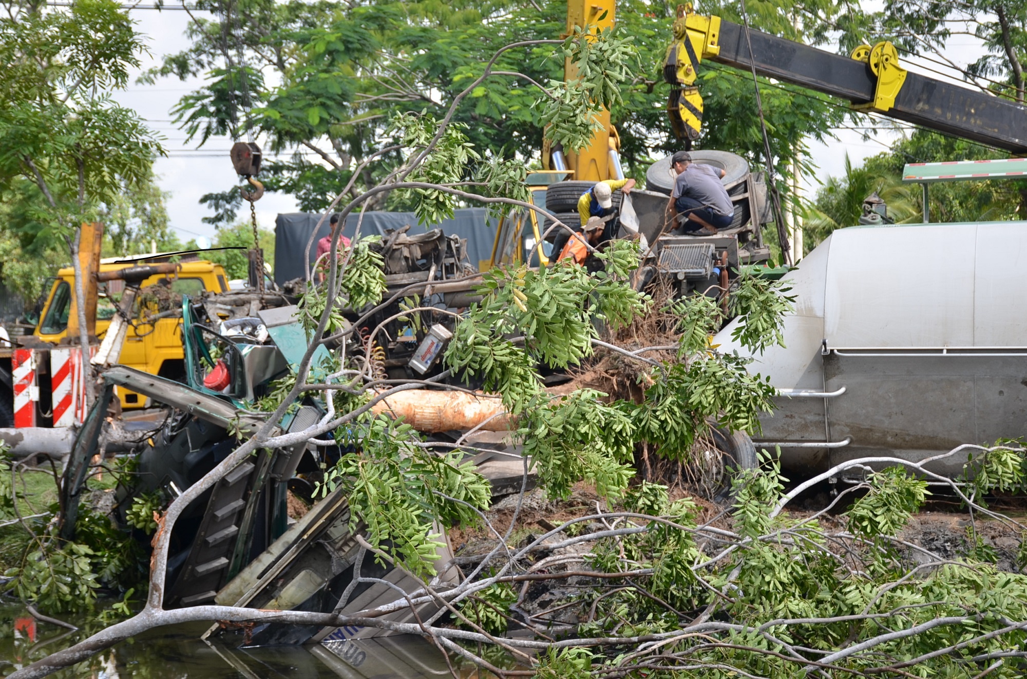 xe bồn lao xuống rạch ở sài gòn ảnh 1 xe bon lao xuong rach o sai gon anh 1
