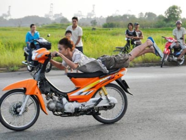 CSGT cai nguoi vao nhom 'quai xe' de ghi hinh phat nguoi hinh anh