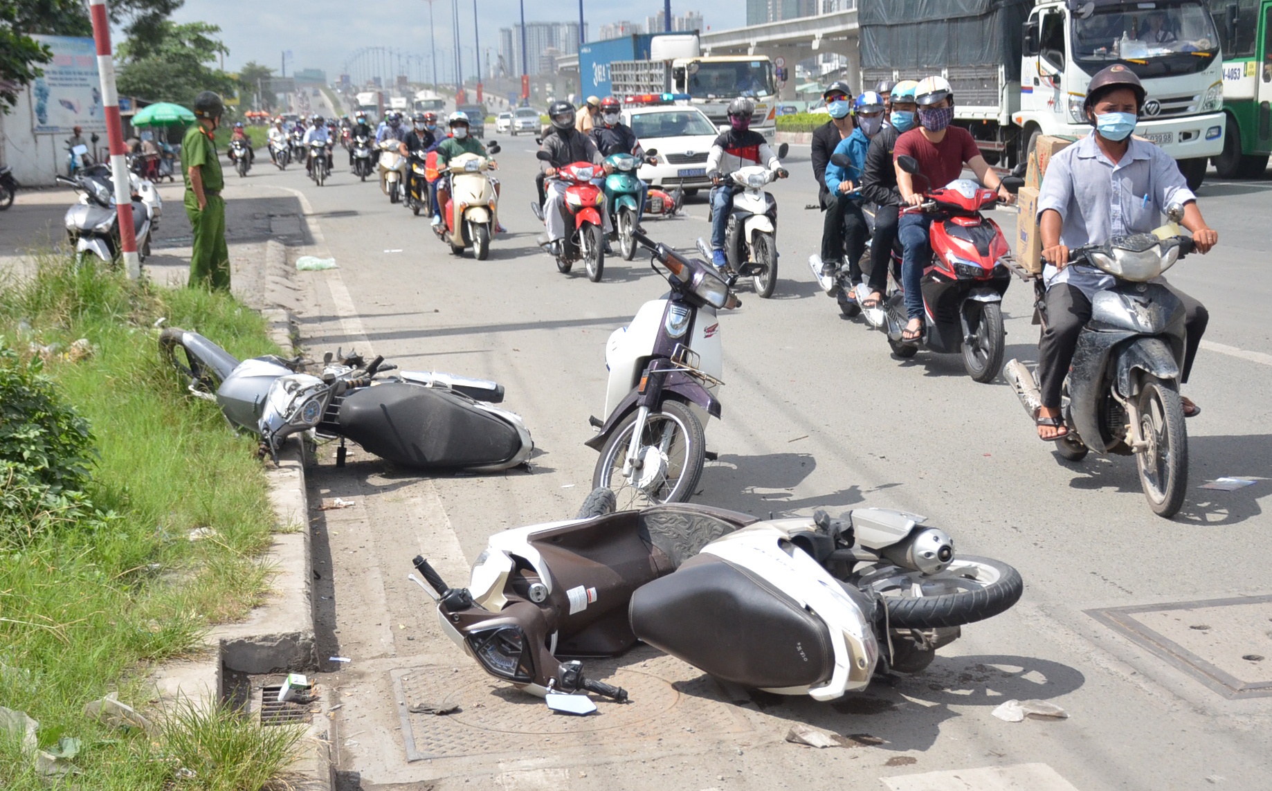 oto huc vang nhieu xe may anh 1