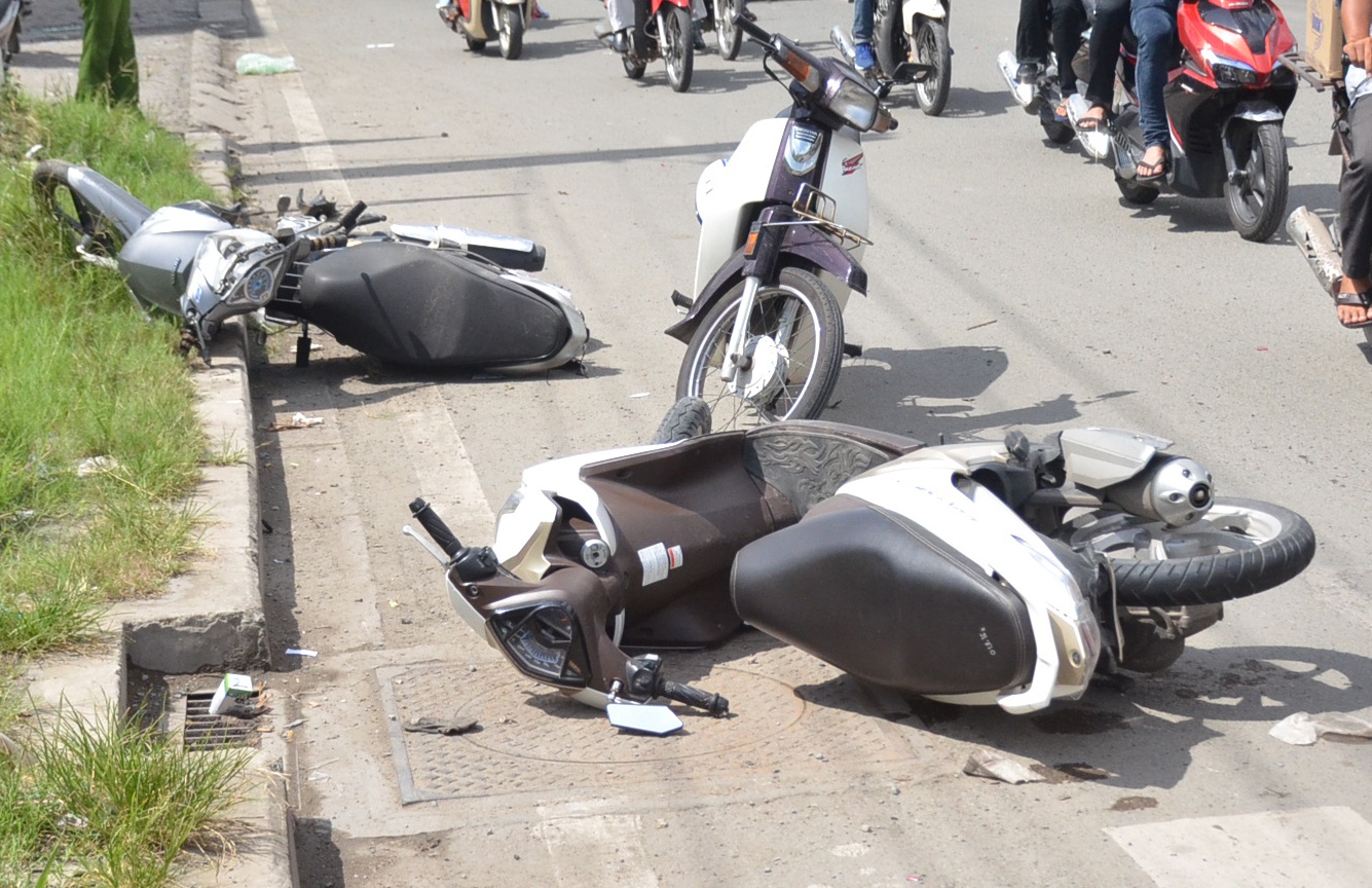 Oto huc vang nhieu xe may tren xa lo Ha Noi hinh anh