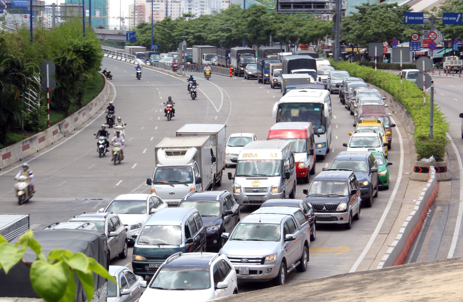 Oto noi duoi truoc cua ham Thu Thiem sau tai nan lien hoan hinh anh