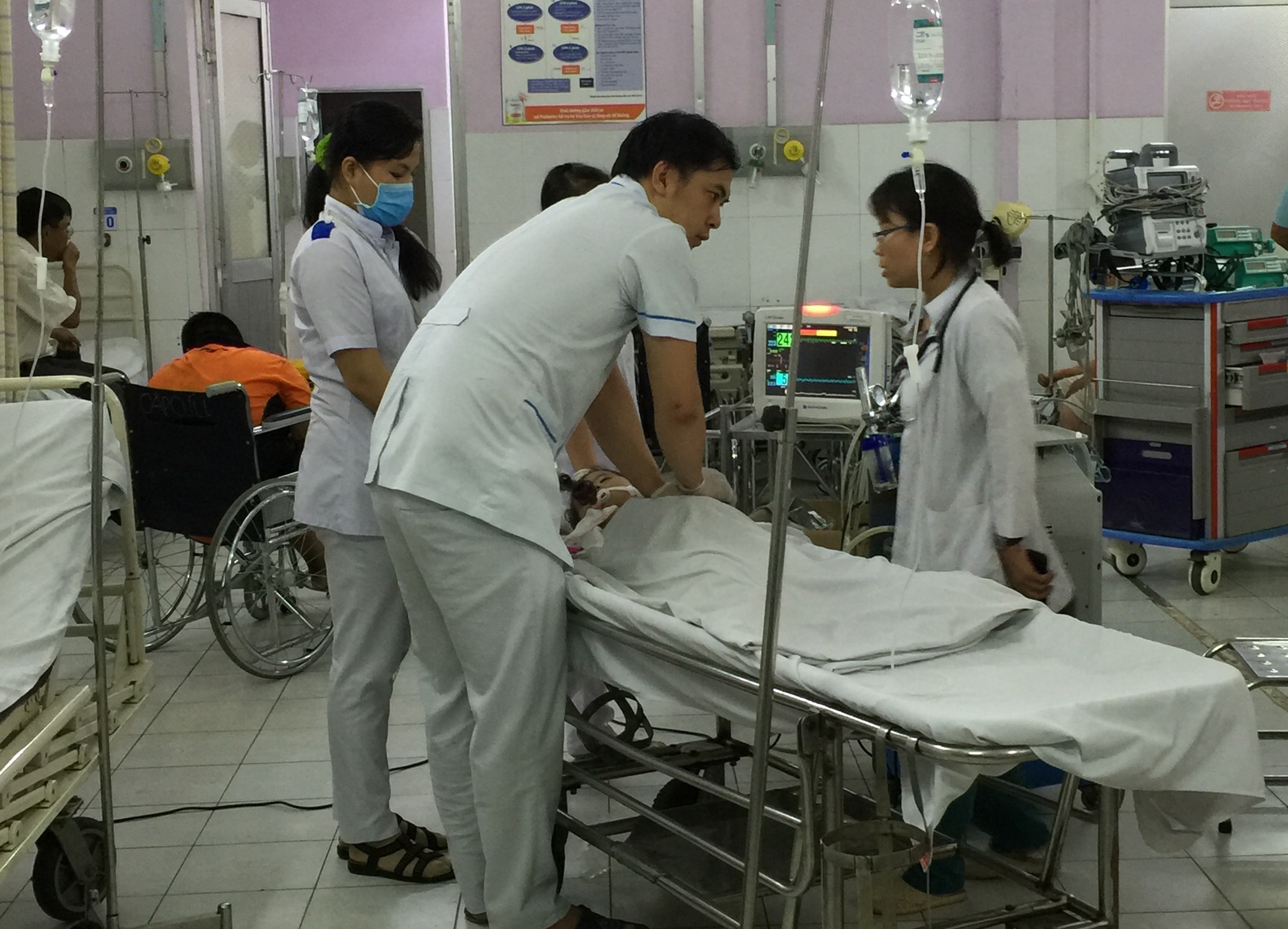 Be gai nga vao chau nuoc tu vong hinh anh