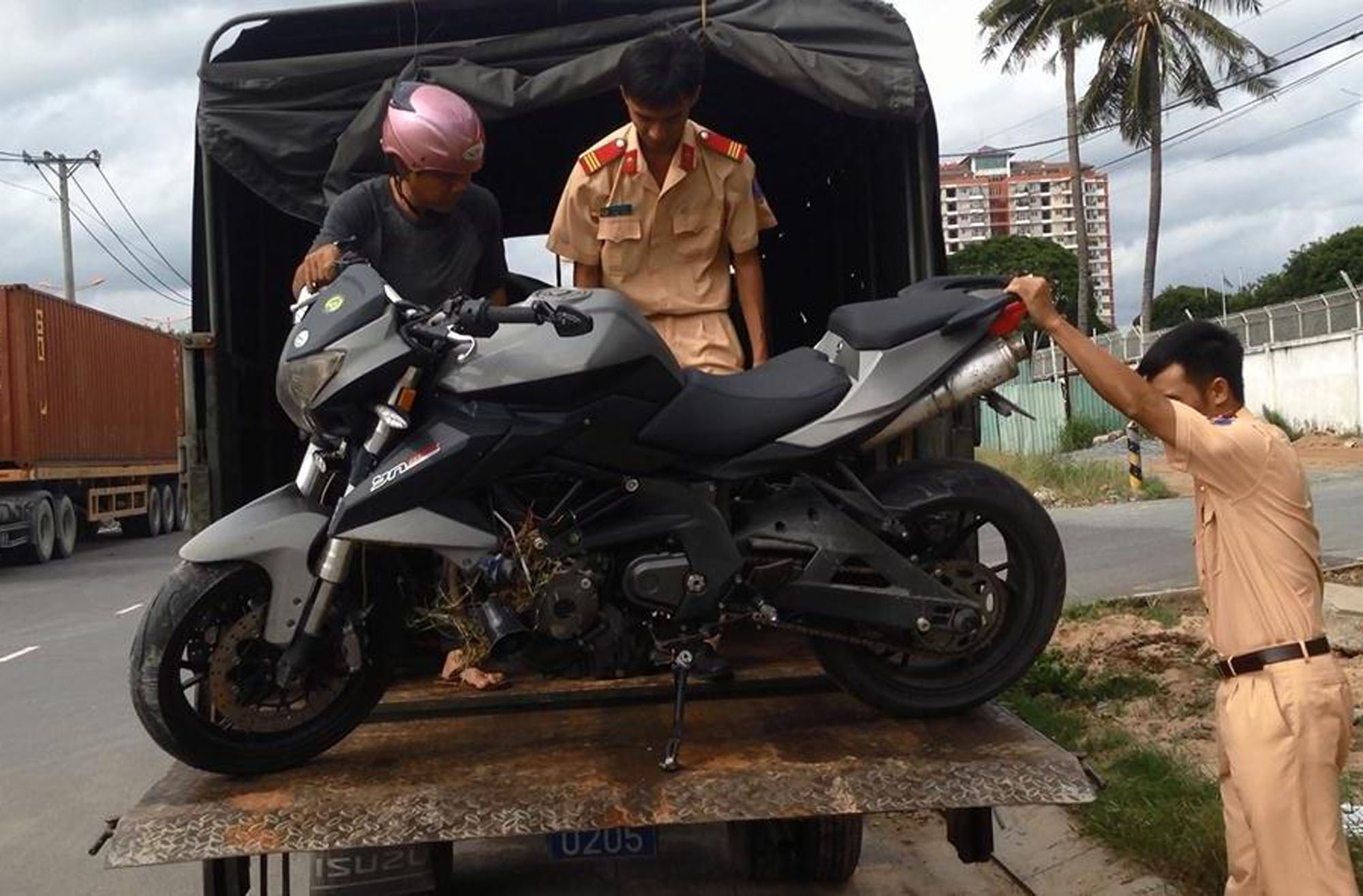 Hai nguoi bi thuong khi moto 600 phan khoi tong xe ba gac hinh anh