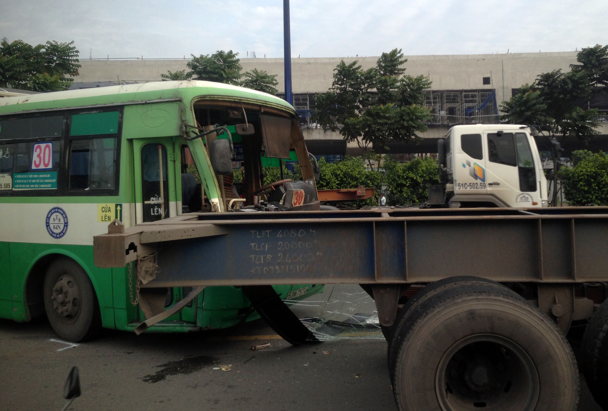 Lien tiep 3 tai nan xe dau keo tren xa lo Ha Noi hinh anh