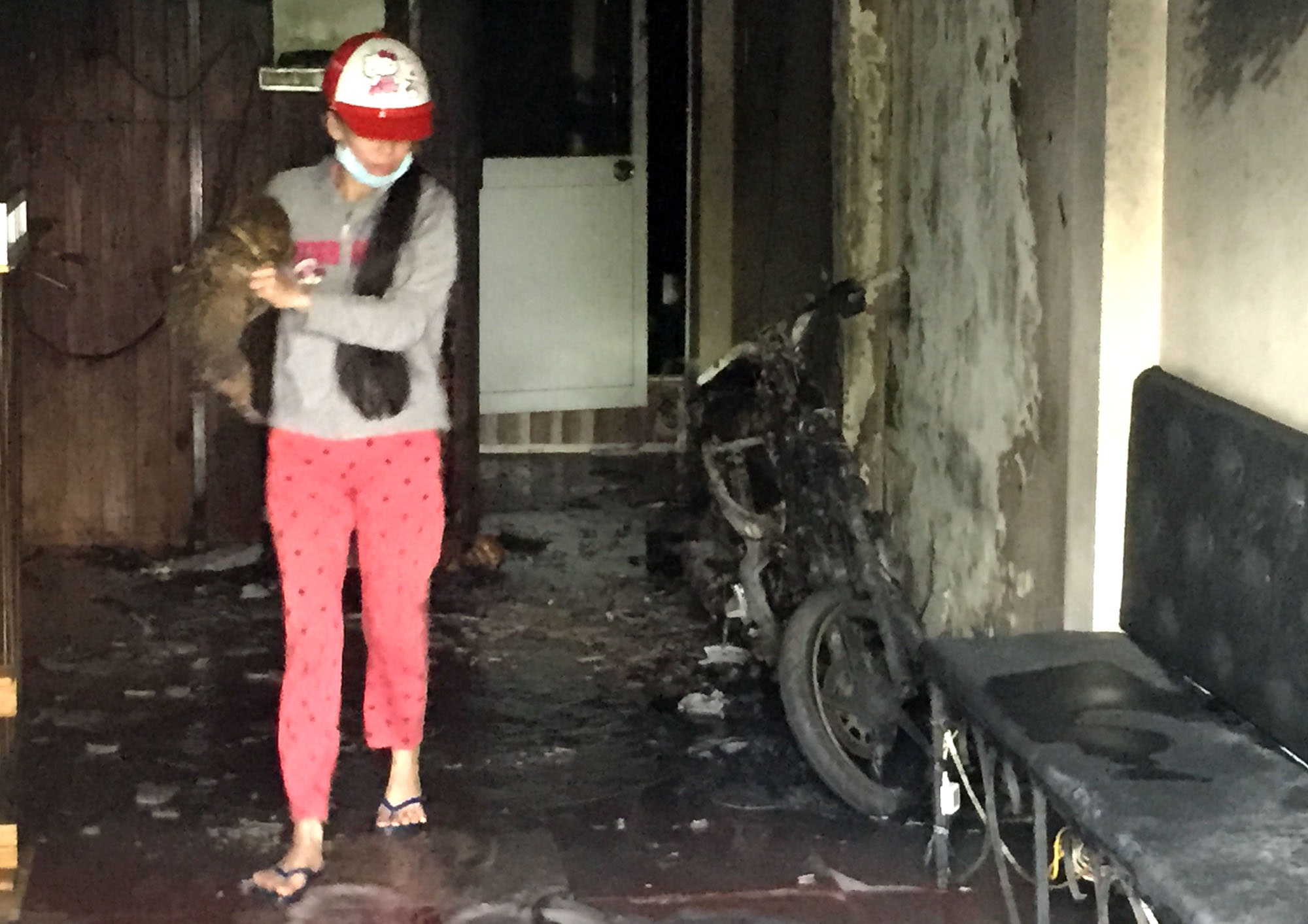 Xe Nouvo dung trong nha o Sai Gon bi chay tro khung hinh anh