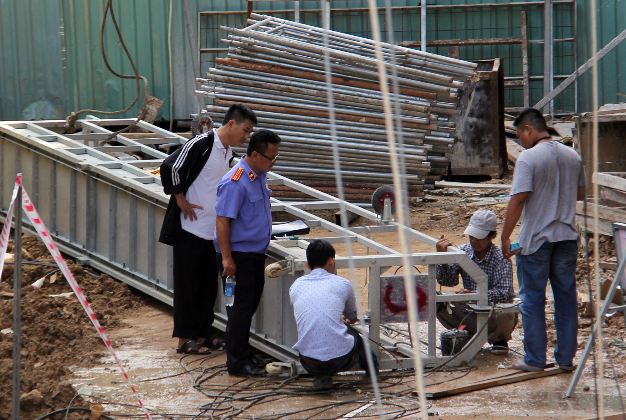 Dut cap thang cong trinh, 1 nguoi tu vong 1 nguoi nguy kich hinh anh