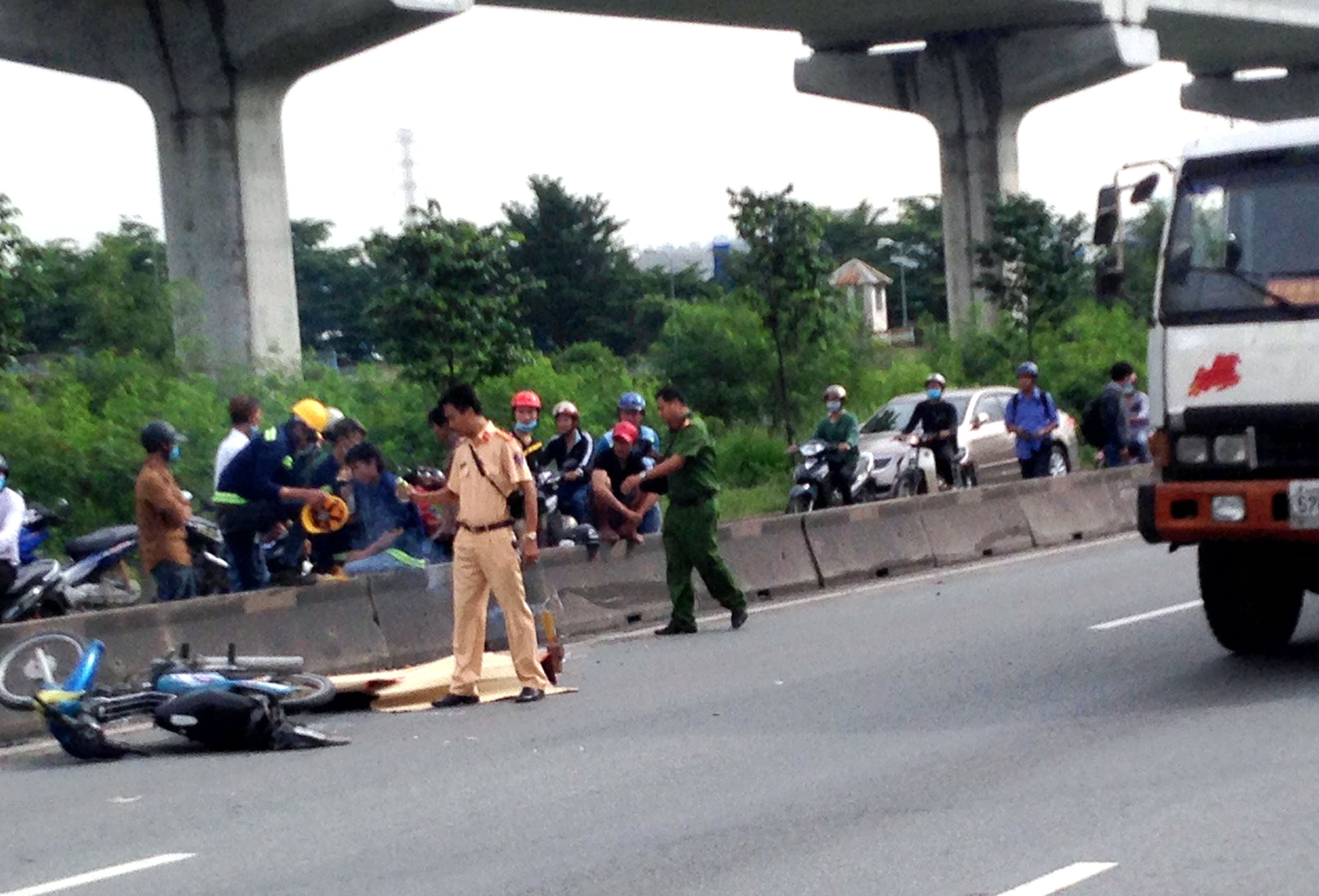 Chay xe may vao lan oto, nam cong nhan bi tai nan tu vong hinh anh