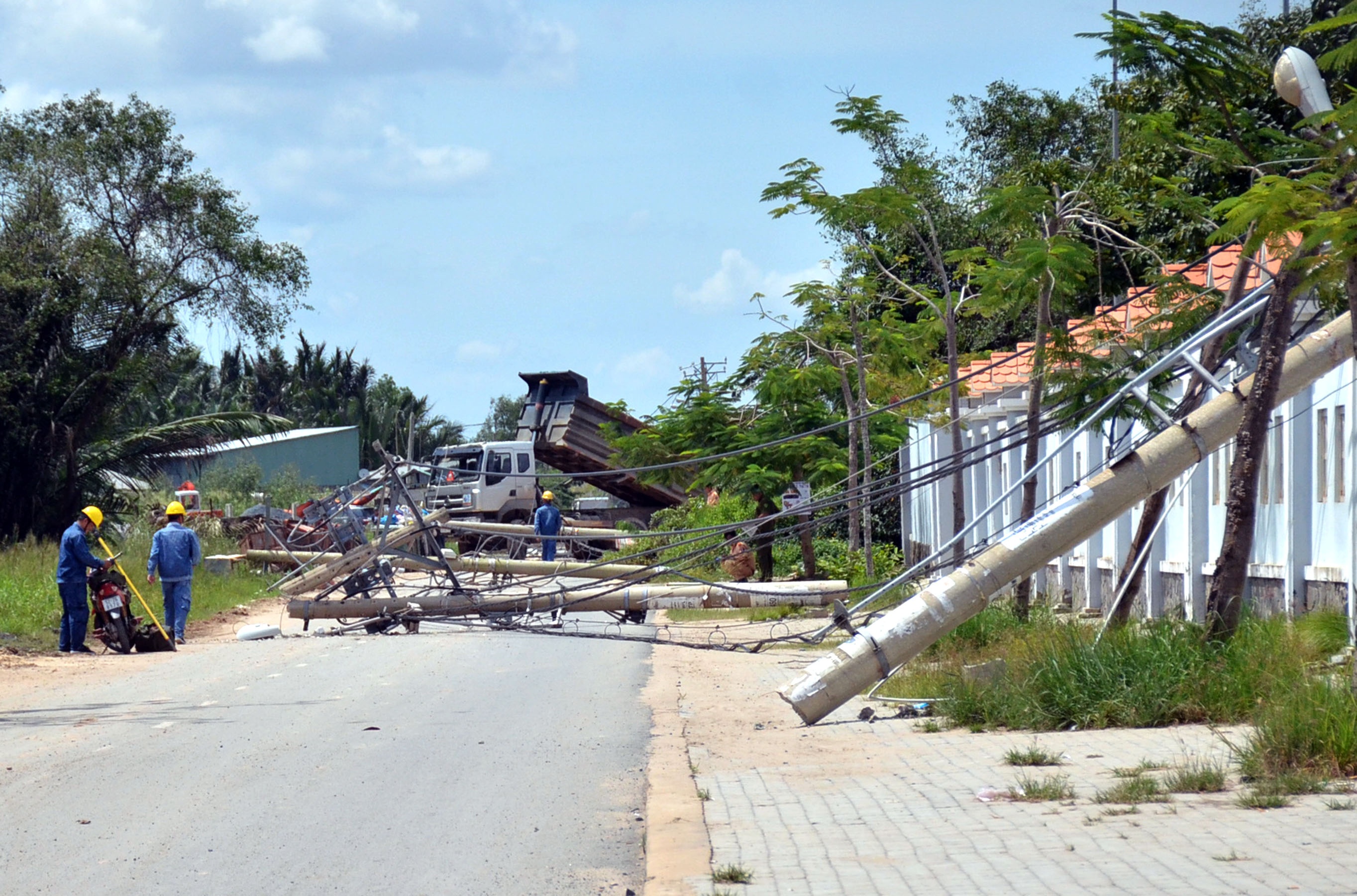 xe ben kéo ngã 8 trụ điện ảnh 1 xe ben keo nga 8 tru dien anh 1