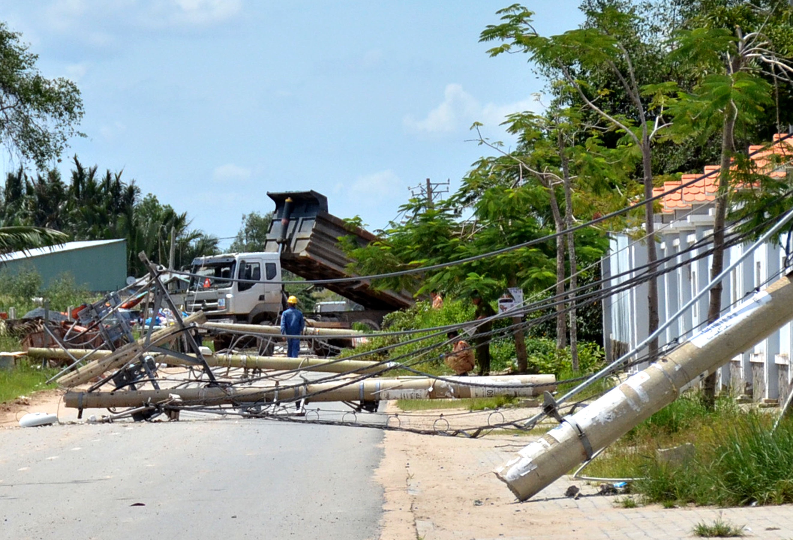 Nhieu nguoi thoat nan khi xe ben keo nga 8 cot dien hinh anh