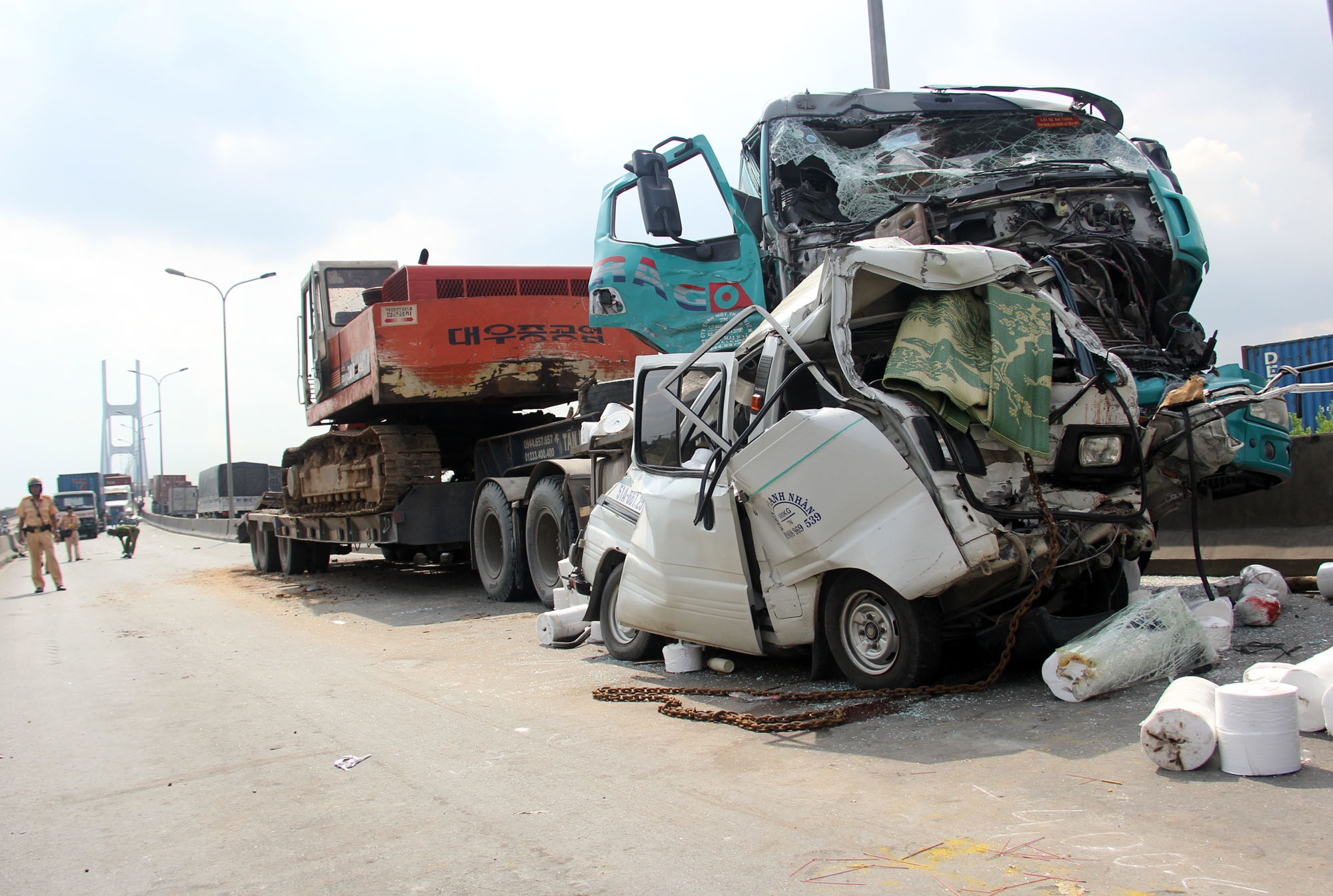 5 xe huc nhau tren cau phu my anh 1