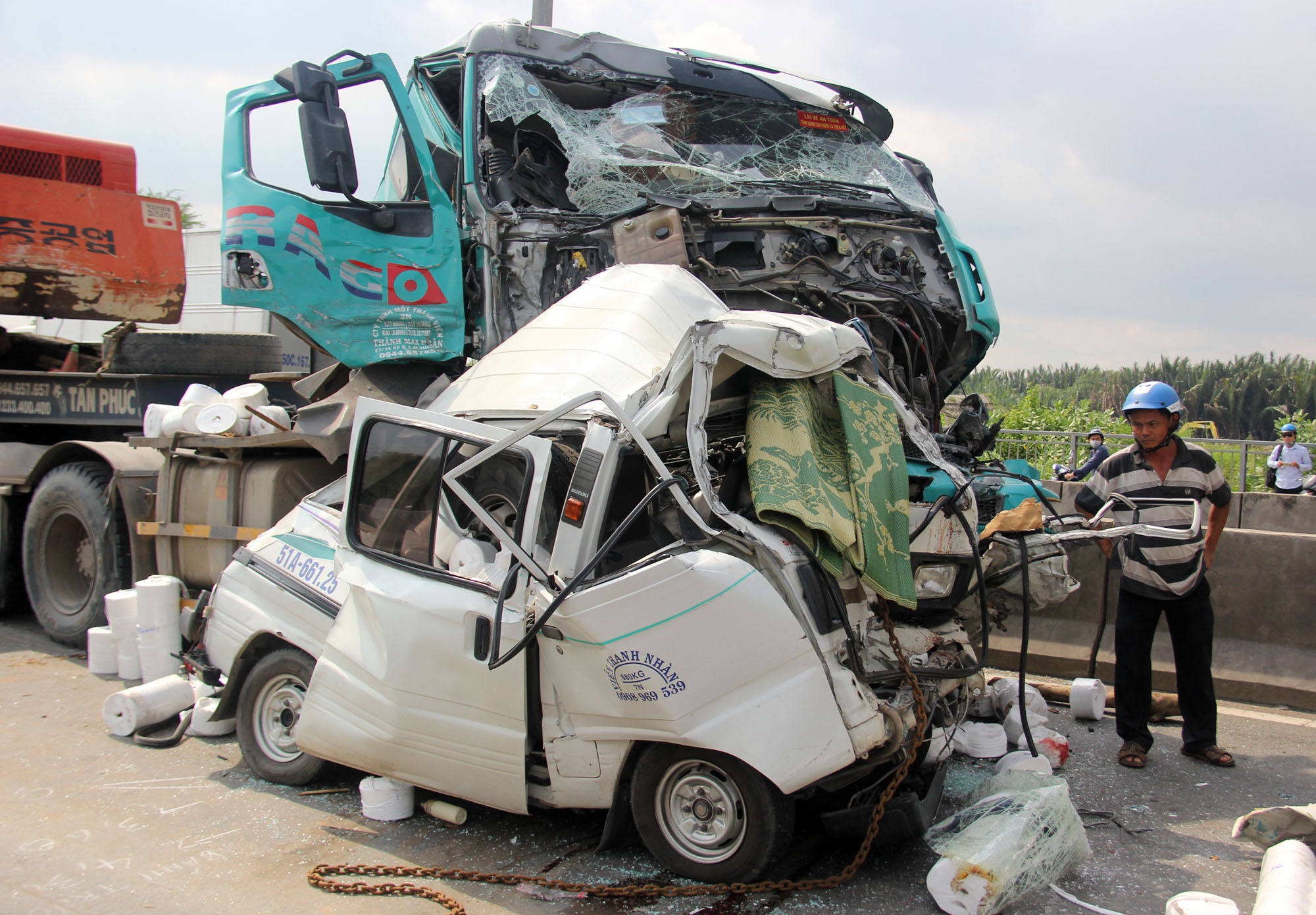 5 oto huc nhau tren cau Phu My, tai xe tu vong ngay tren ghe hinh anh