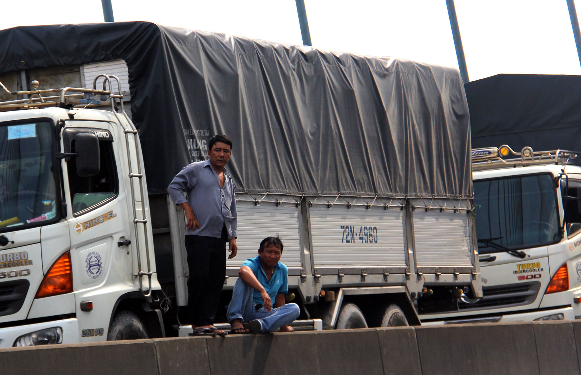 oto noi duoi tren cau phu my anh 3