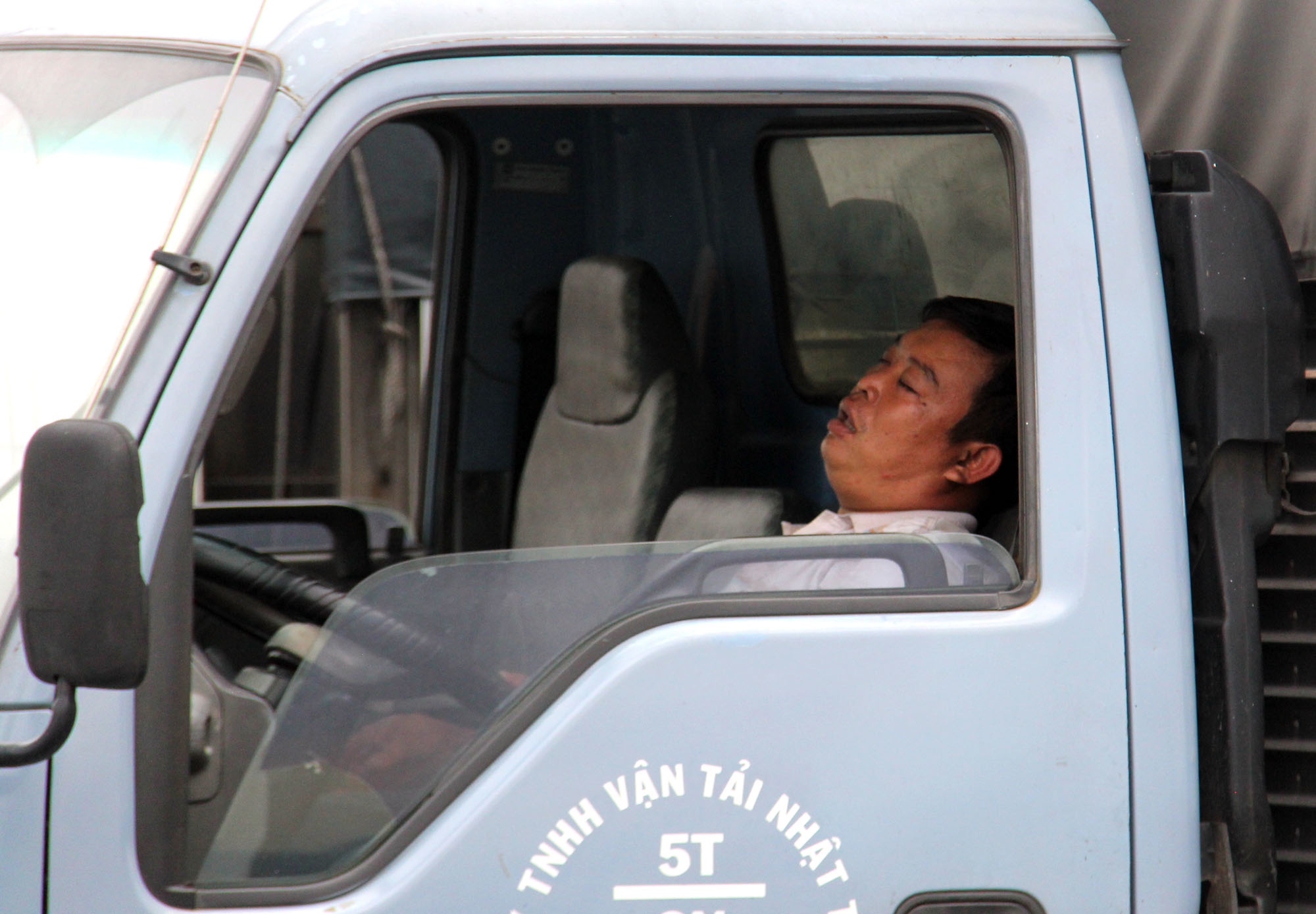 oto noi duoi tren cau phu my anh 4