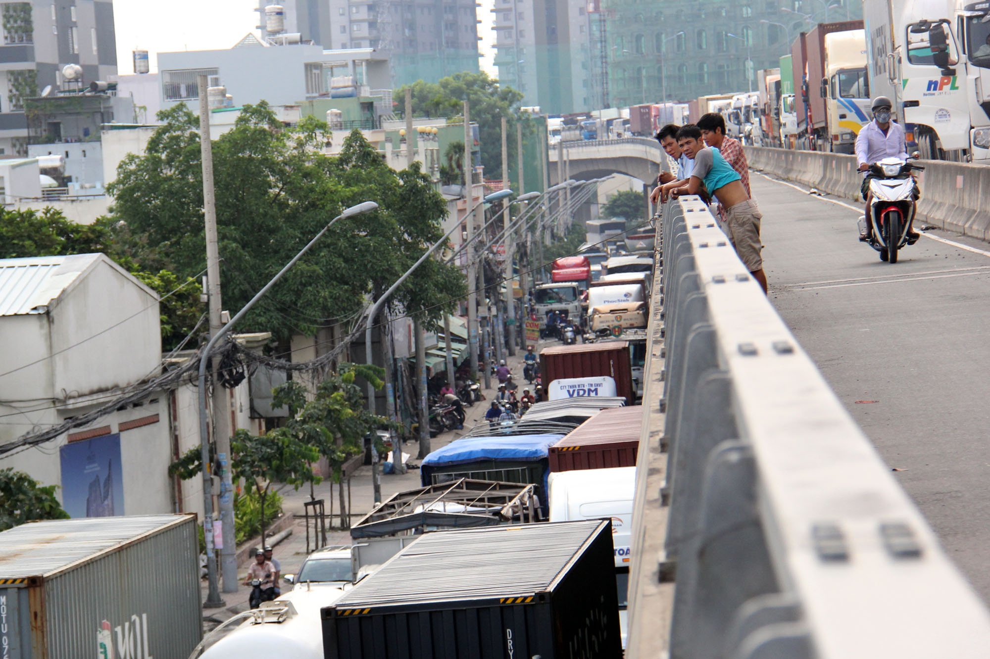 oto noi duoi tren cau phu my anh 5
