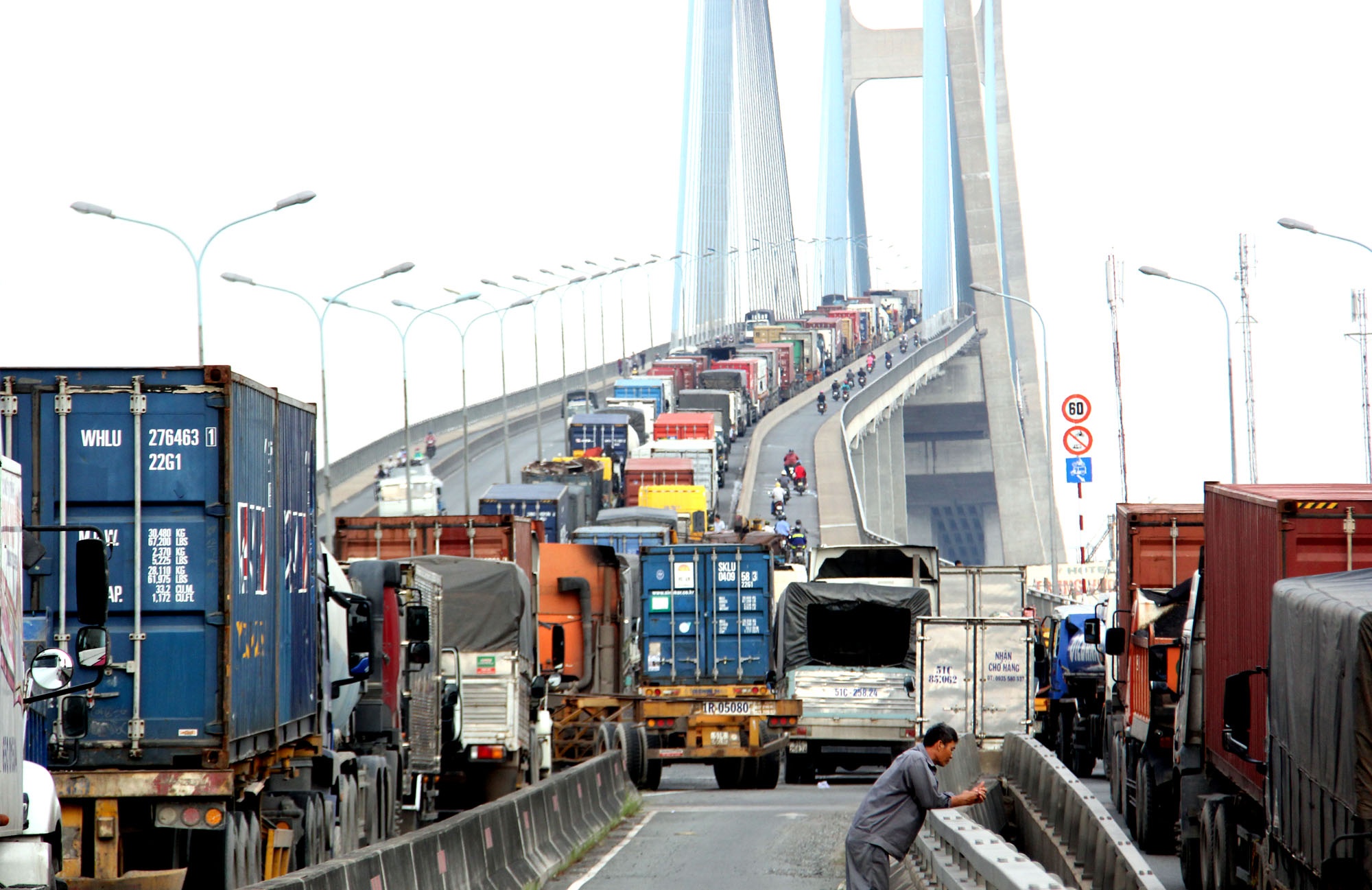 5 xe huc nhau tren cau phu my anh 2