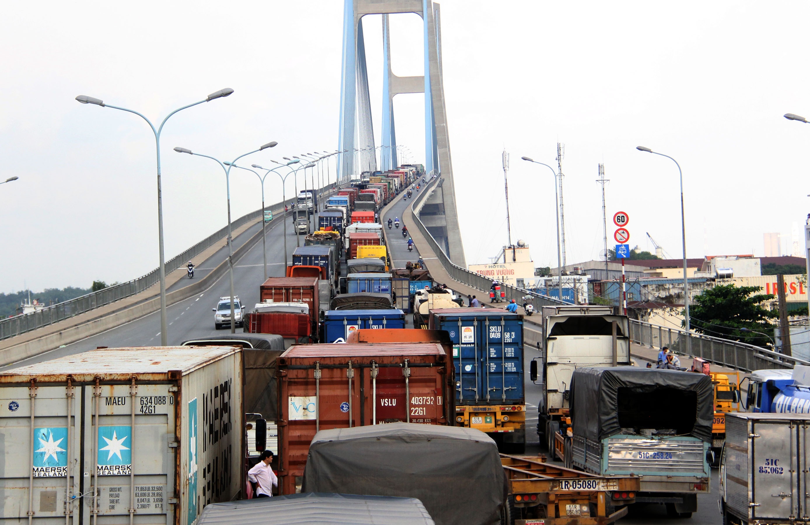 oto noi duoi tren cau phu my anh 2