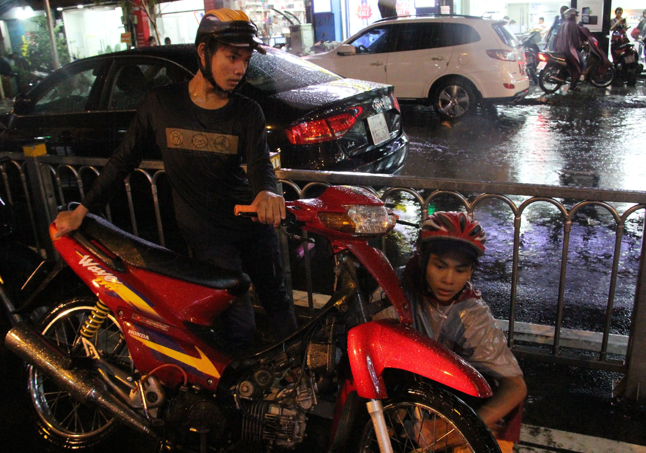 Chui bugi ngay mua ngap o Sai Gon 150.000 dong/lan hinh anh