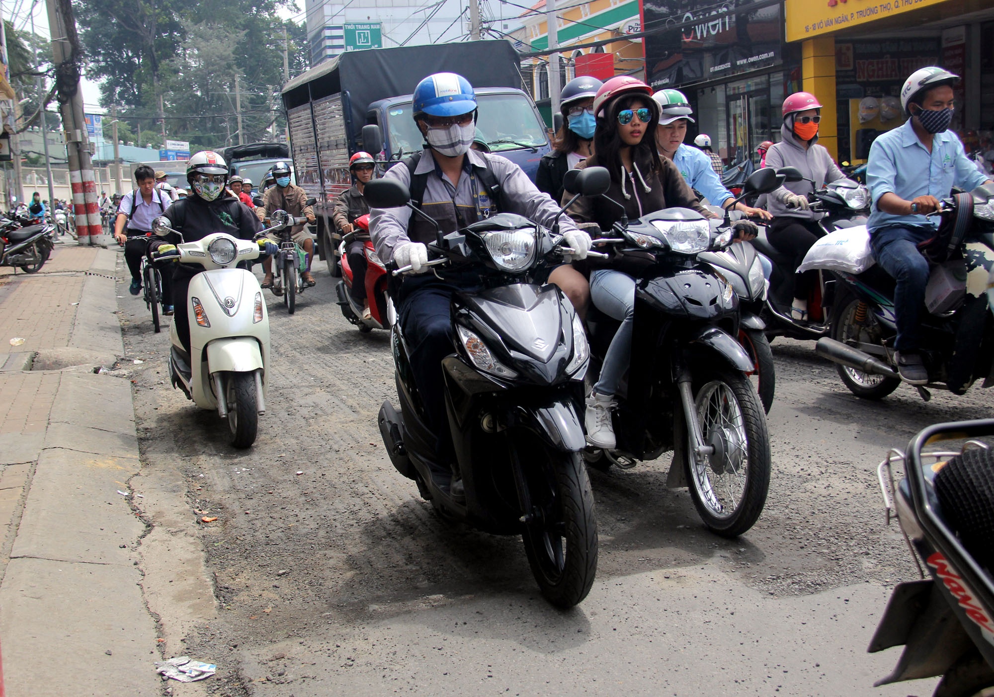 nuoc cuon troi nguoi xe o sai gon anh 3