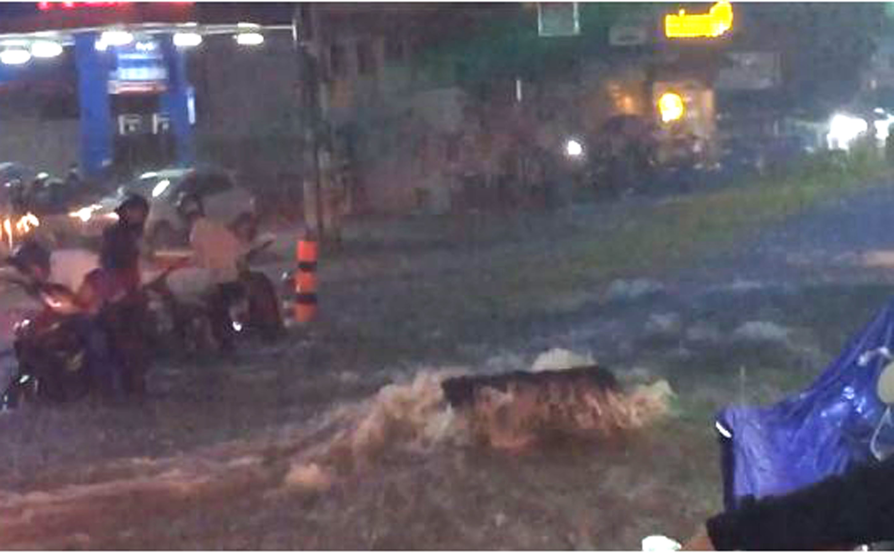 nuoc cuon troi nguoi xe o sai gon anh 2