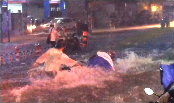 nuoc cuon troi nguoi xe o sai gon anh 1