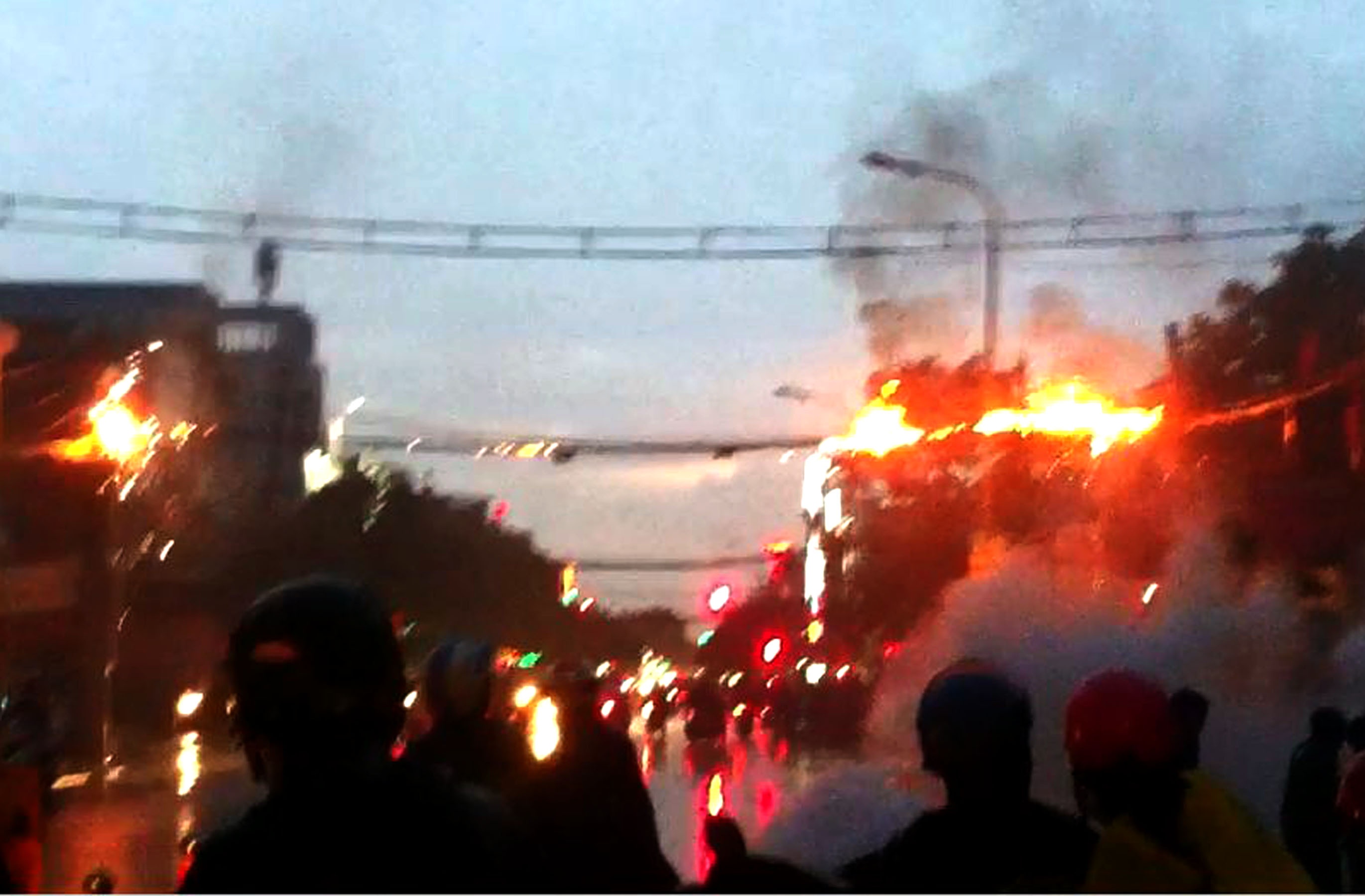 Day dien giua giao lo o Sai Gon no nhu phao luc troi mua hinh anh