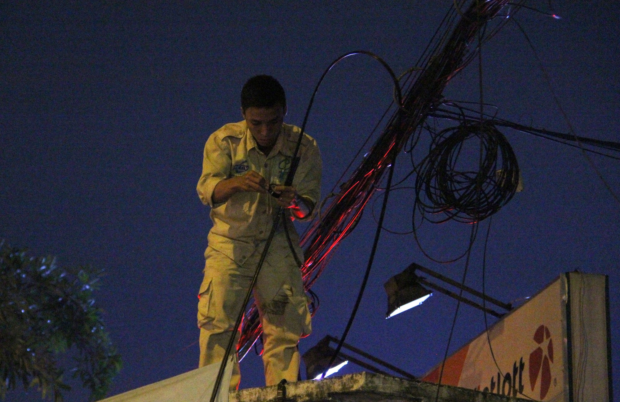 cháy nổ dây điện như pháo hoa ảnh 1 chay no day dien nhu phao hoa anh 1