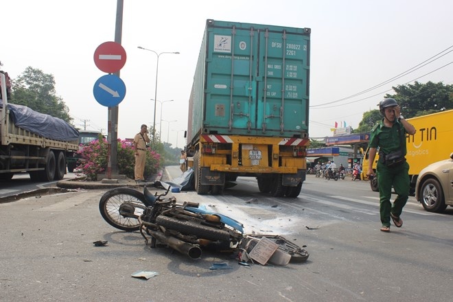 Tai nan trong cang Cat Lai, 2 nguoi tu vong hinh anh