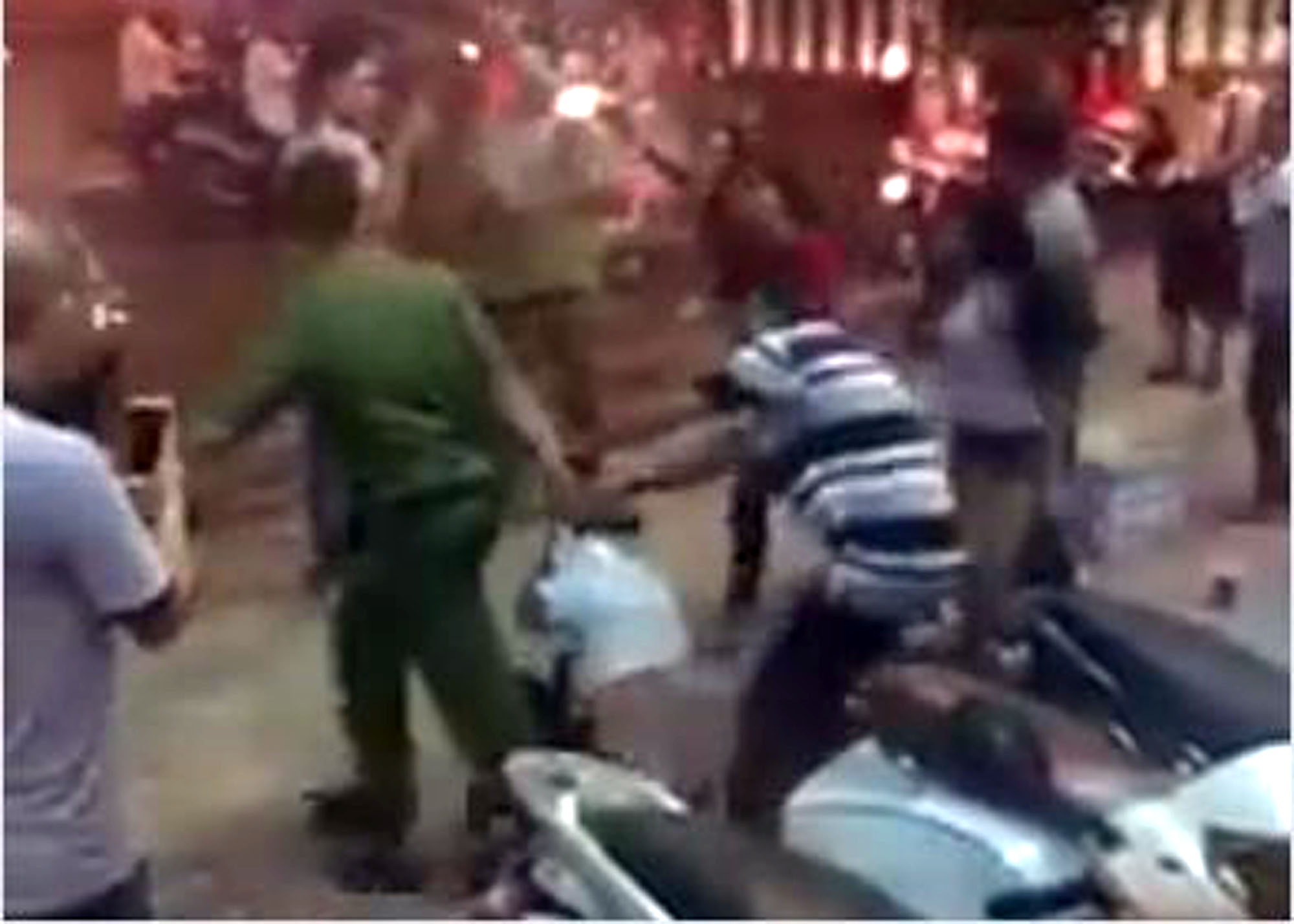 Cong an keo le nguoi phu nu ban hang rong o ho Con Rua hinh anh