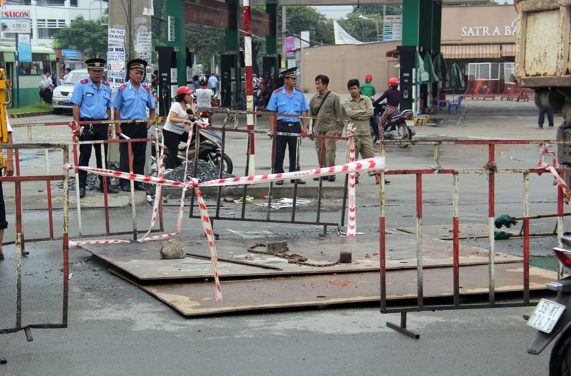 xe buýt sụp hố tử thần ảnh 2 xe buyt sup ho tu than anh 2