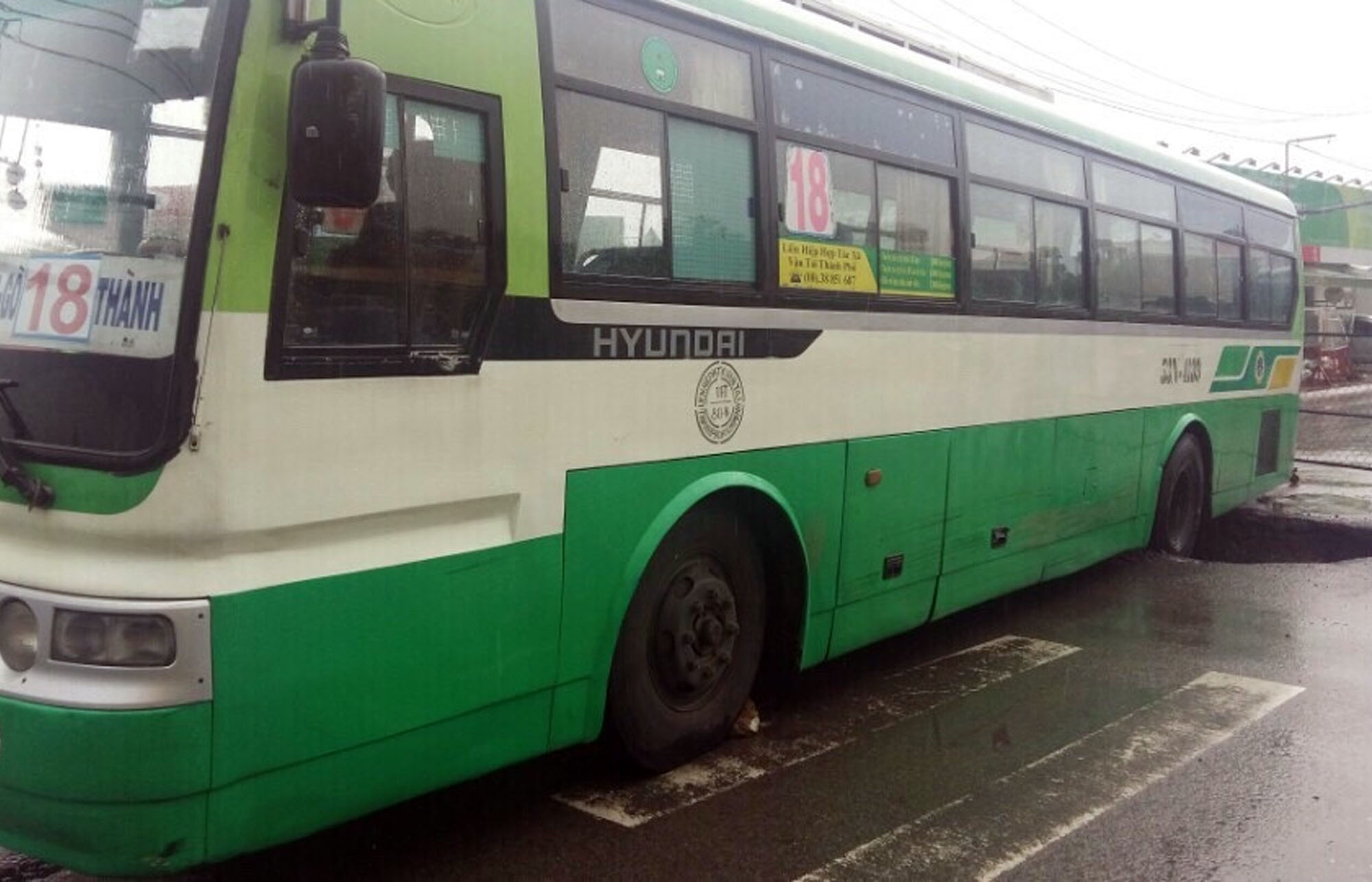 Xe buyt lot 'ho tu than' o Sai Gon hinh anh