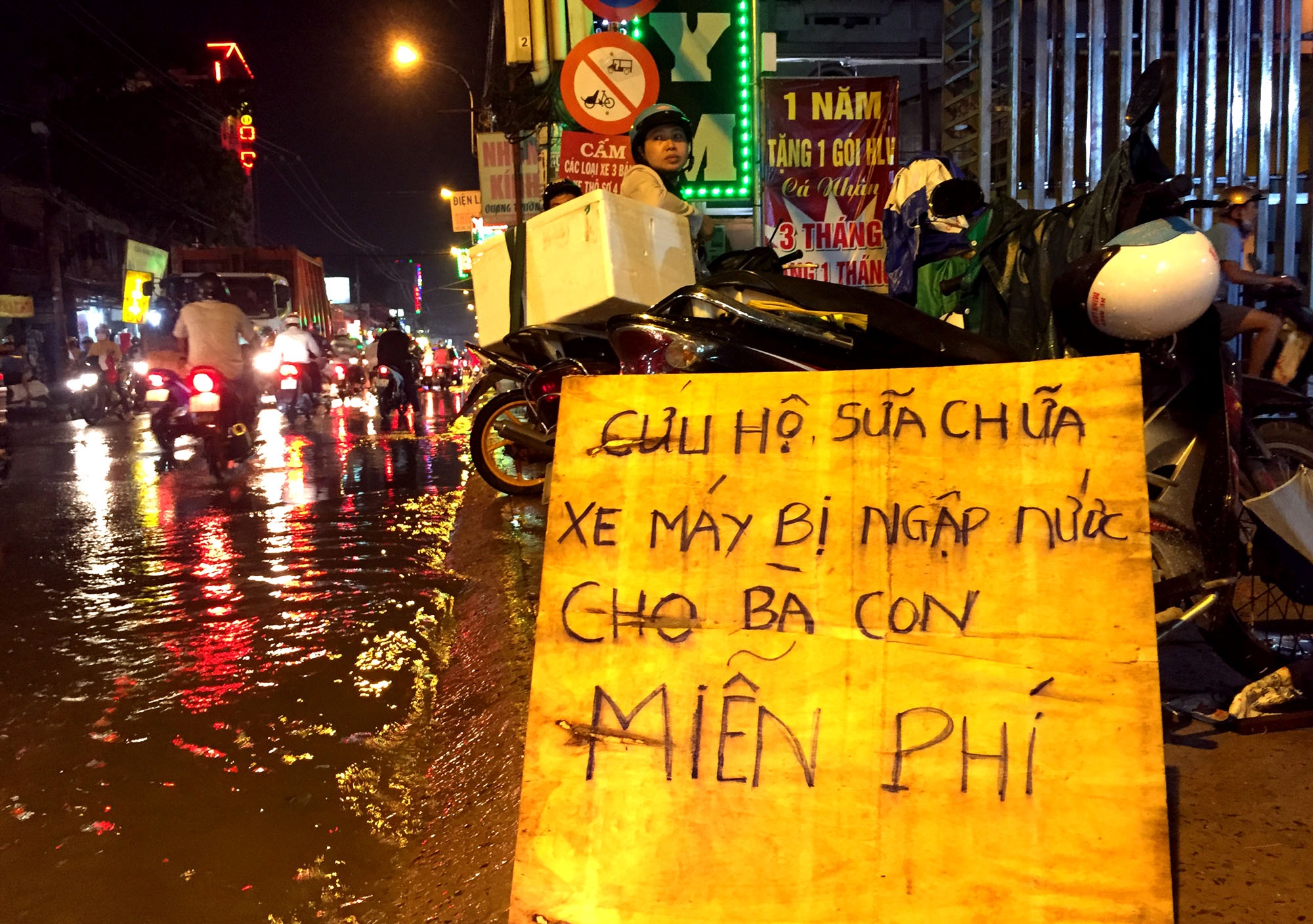 3 anh em sua xe bi ngap mien phi tai Sai Gon hinh anh