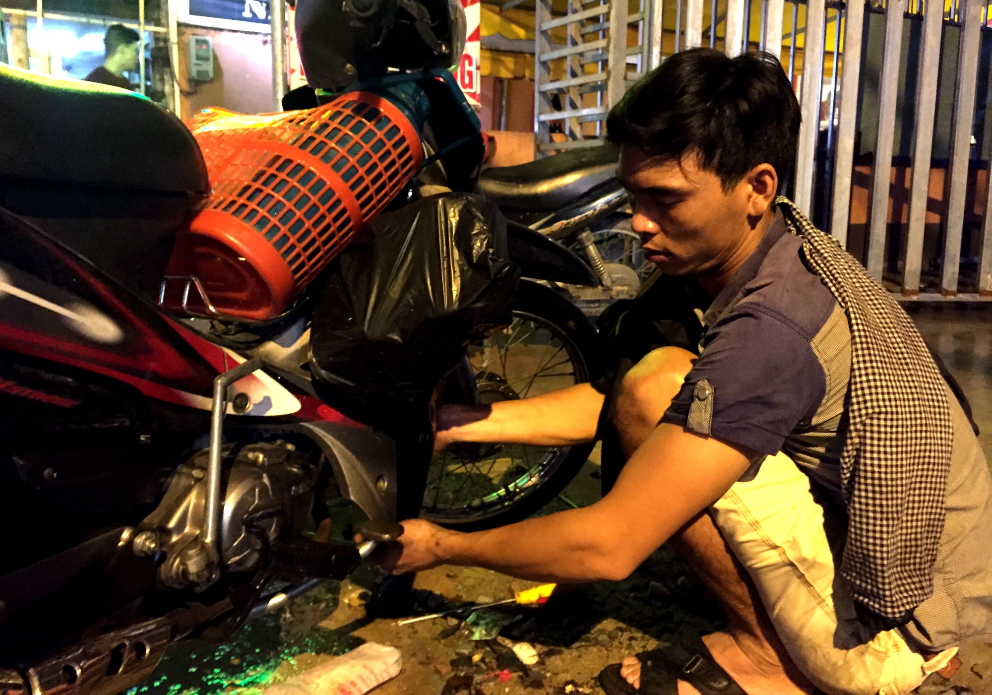 sua xe mien phi cho nguoi dan sau ngap anh 2