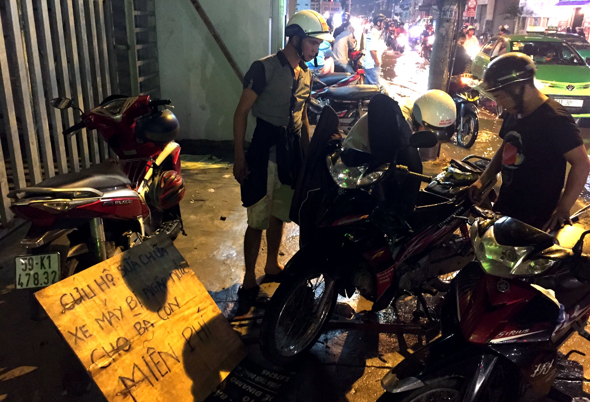 sua xe mien phi cho nguoi dan sau ngap anh 3